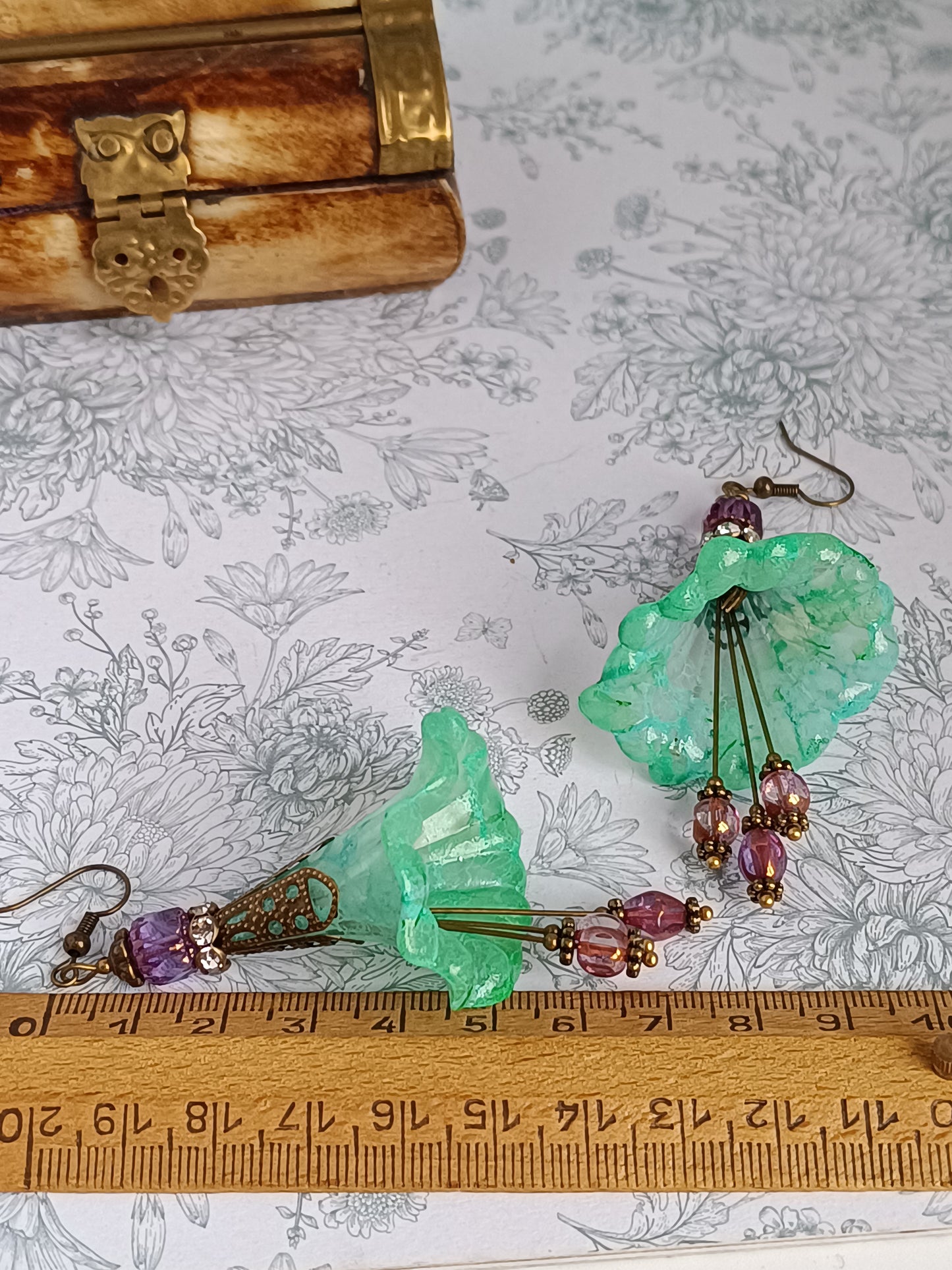 Détails et mesures Boucles d'Oreilles Fleurs Lucite XXL - format xxl 7,5 cm - lucite vintage verre tchèque