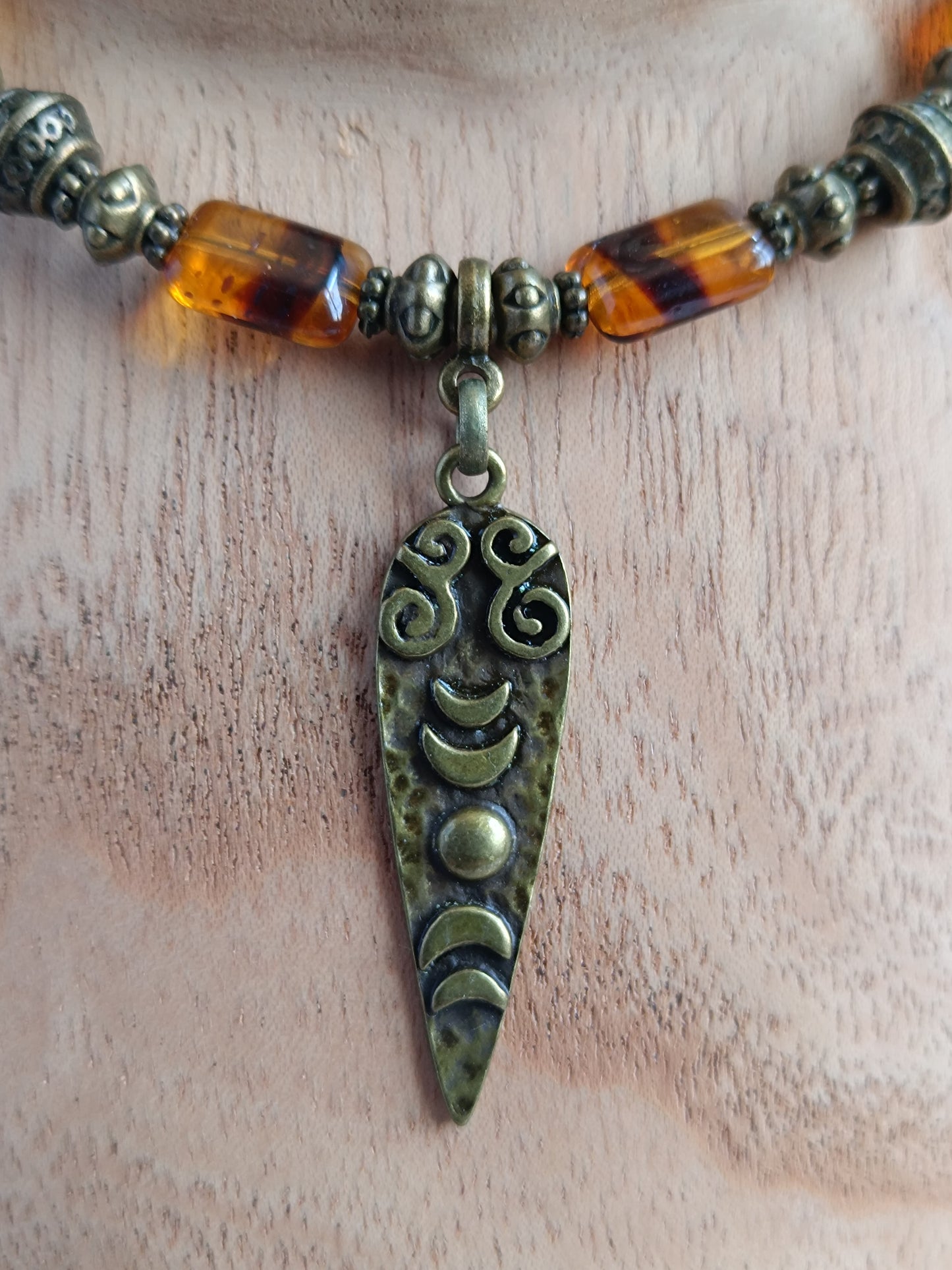 Collier artisanal bohème en verre tchèque et bronze – Pendentif Triple Lune mystique