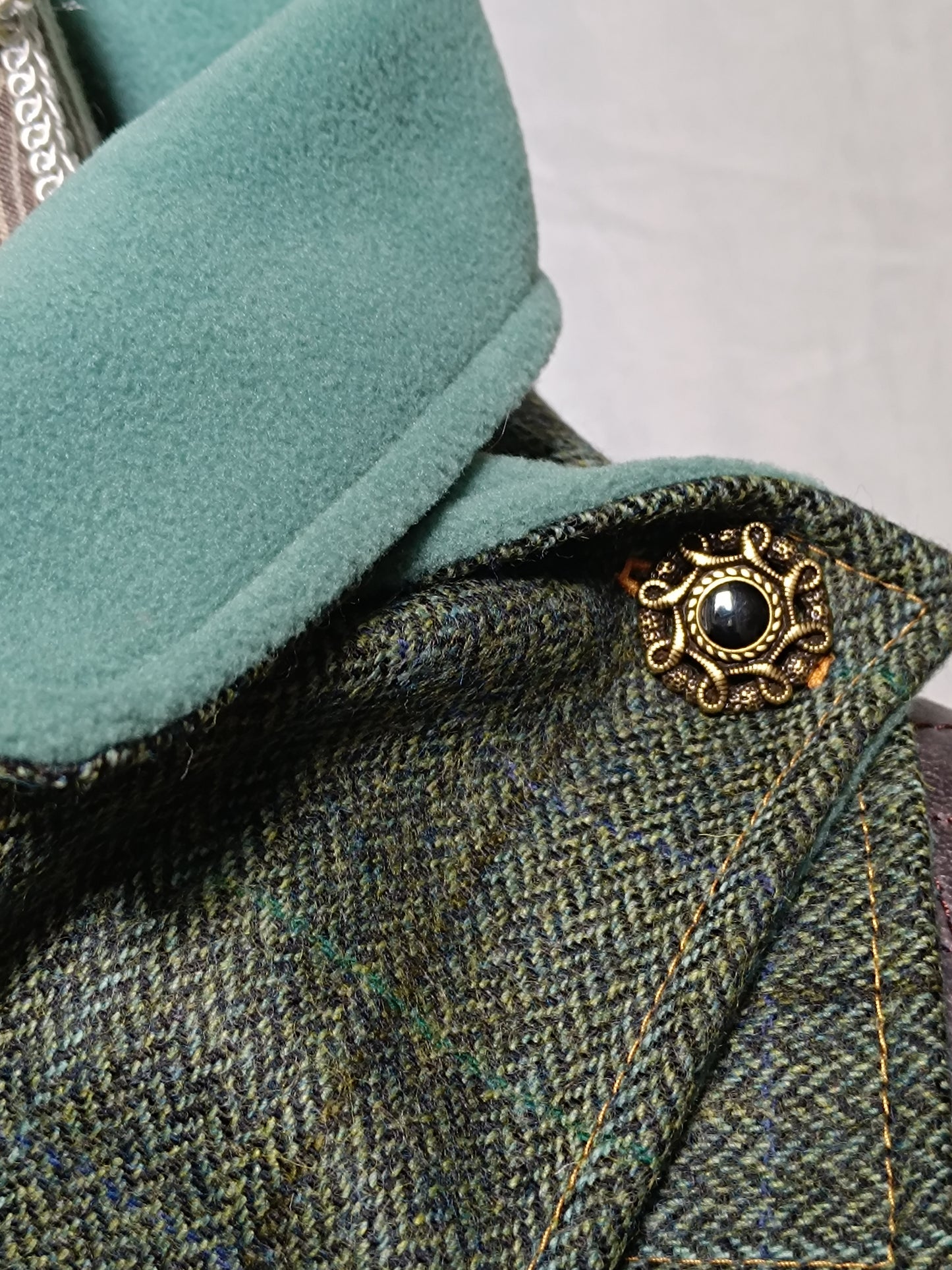 Écharpe Tour de Cou Boutonné en Tweed Celtique – Chaleur, Caractère & Déclaration de Style