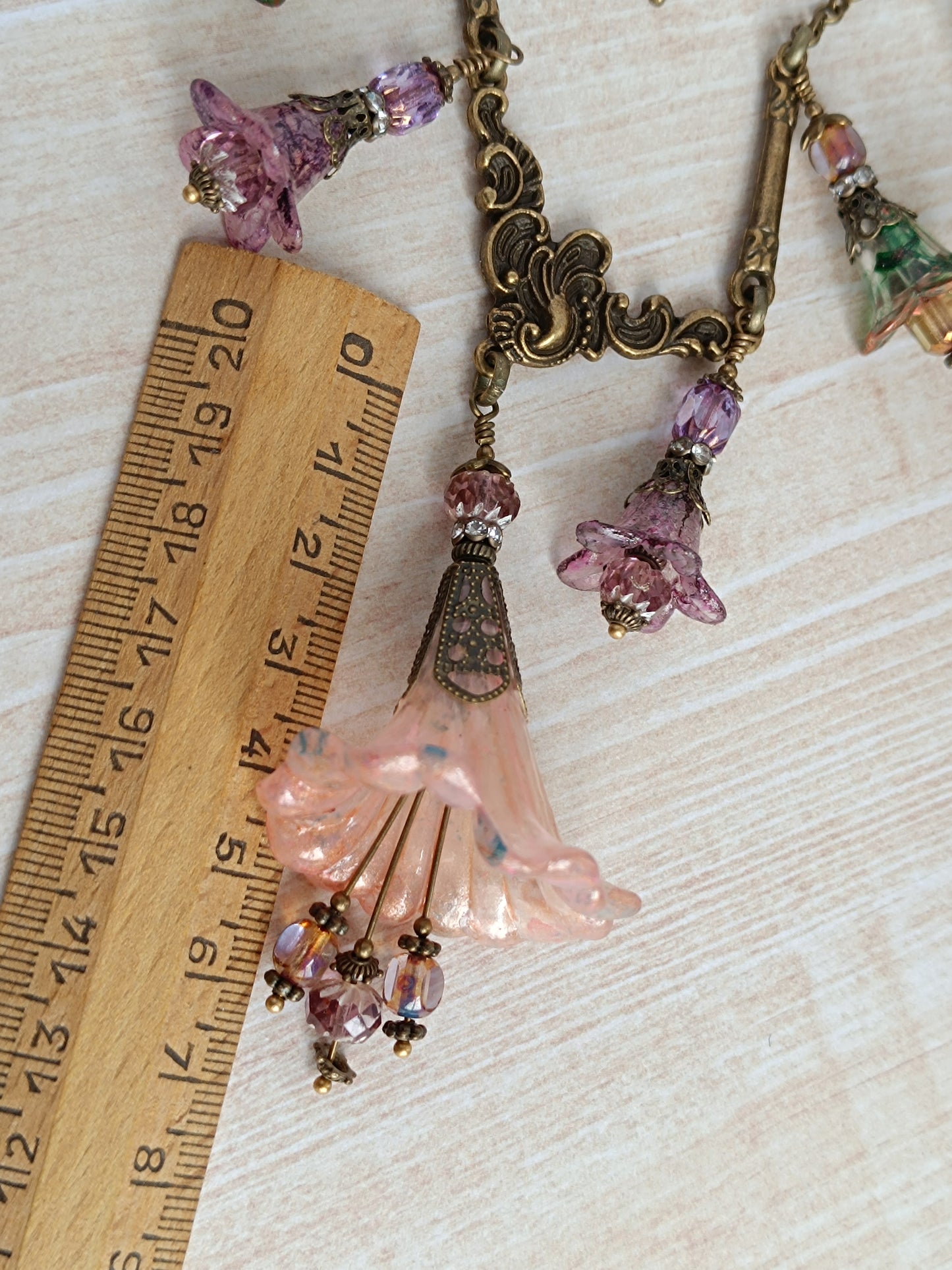 Rêveries Florales Collier fairycore romantique en bronze antique, fleurs lucite peintes main, perles lanternes verre tchèque