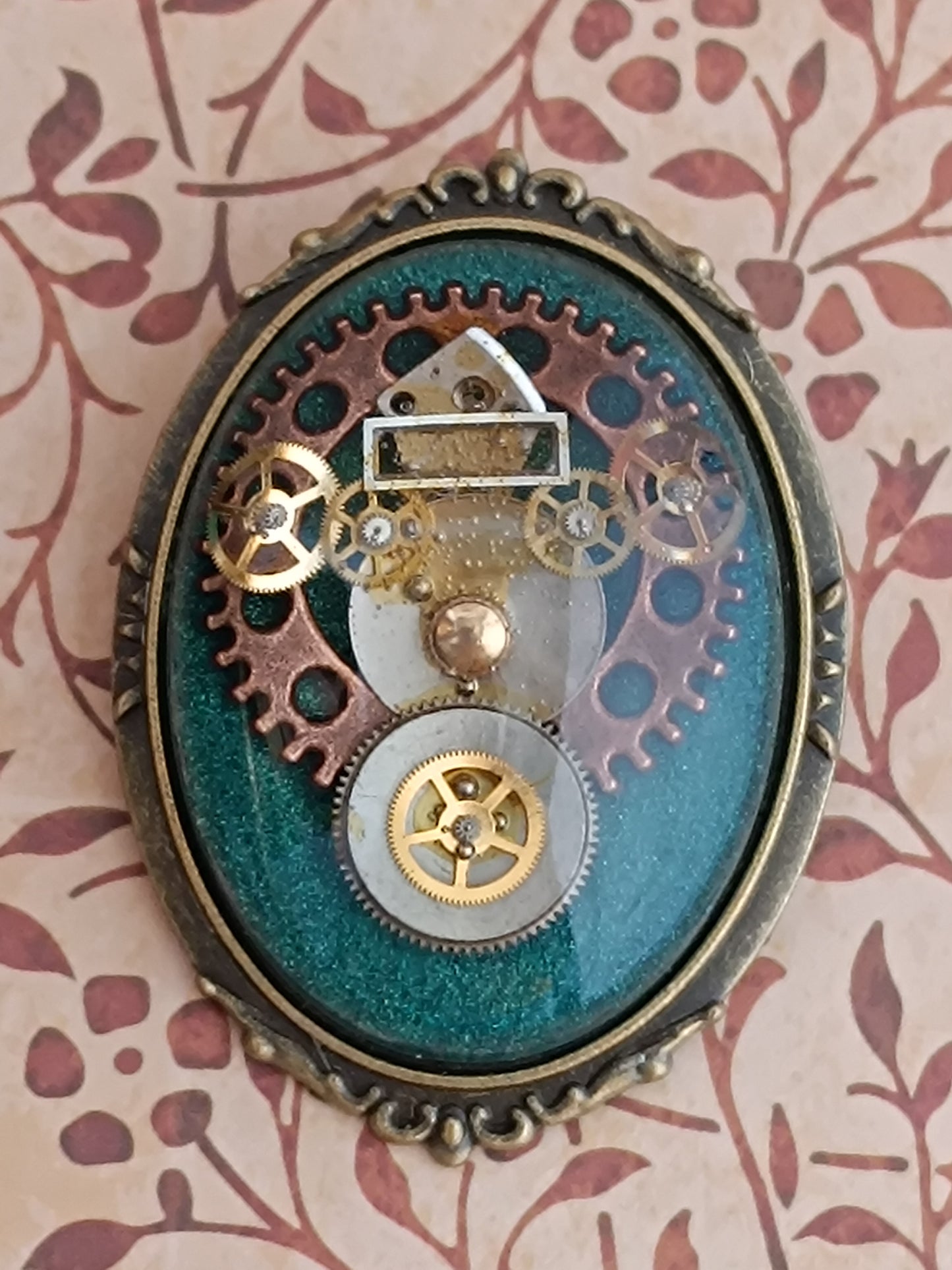 Broche Steampunk Cabochon – Résine Époxy, Fond vert , Engrenages Authentiques