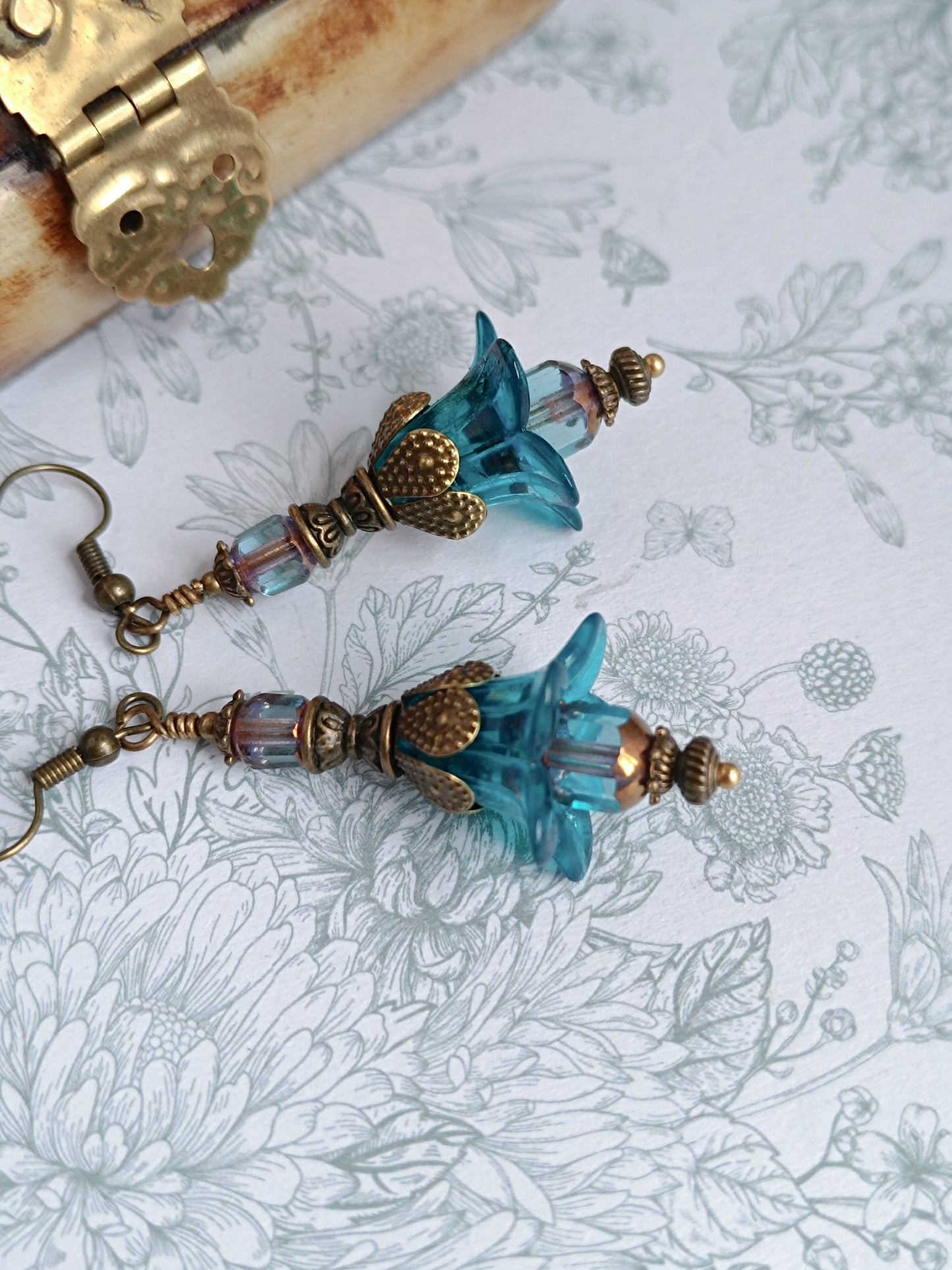 Parure Collier Boucles d'Oreilles Fleurs Féeriques Lucite Bleue Verre Tchèque Bronze Antique