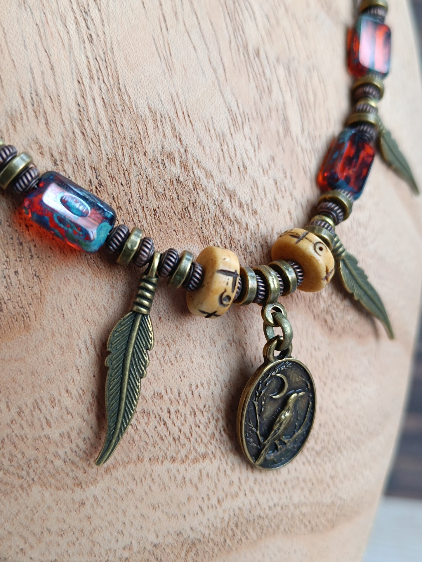 Collier artisanal câblé – Style bohème mystique corbeau