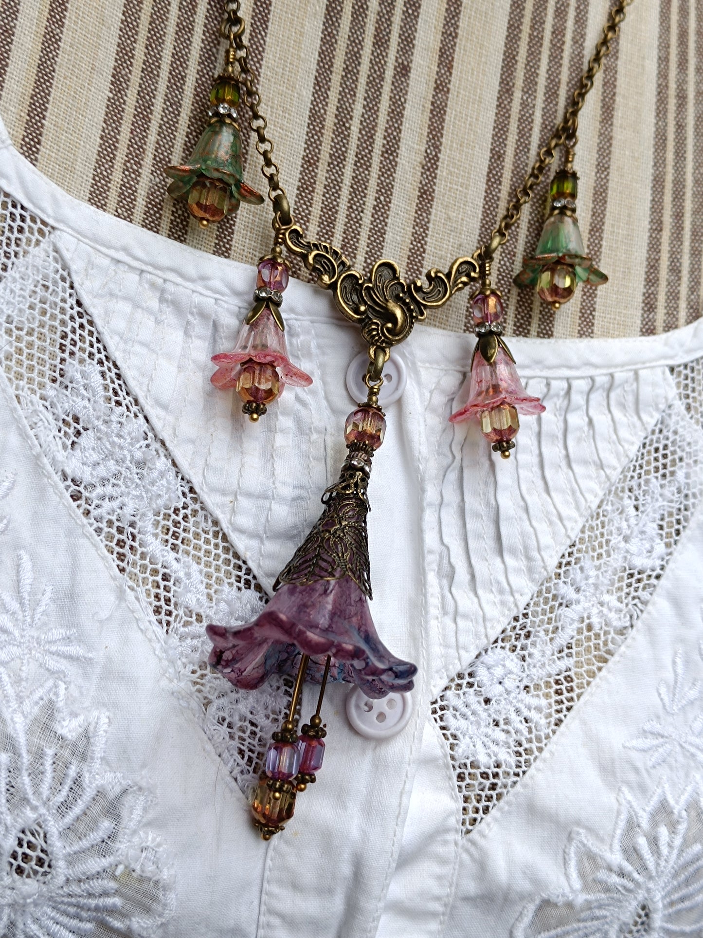 Rêveries Florales Collier fairycore romantique en bronze antique, fleurs lucite peintes main, perles lanternes verre tchèque