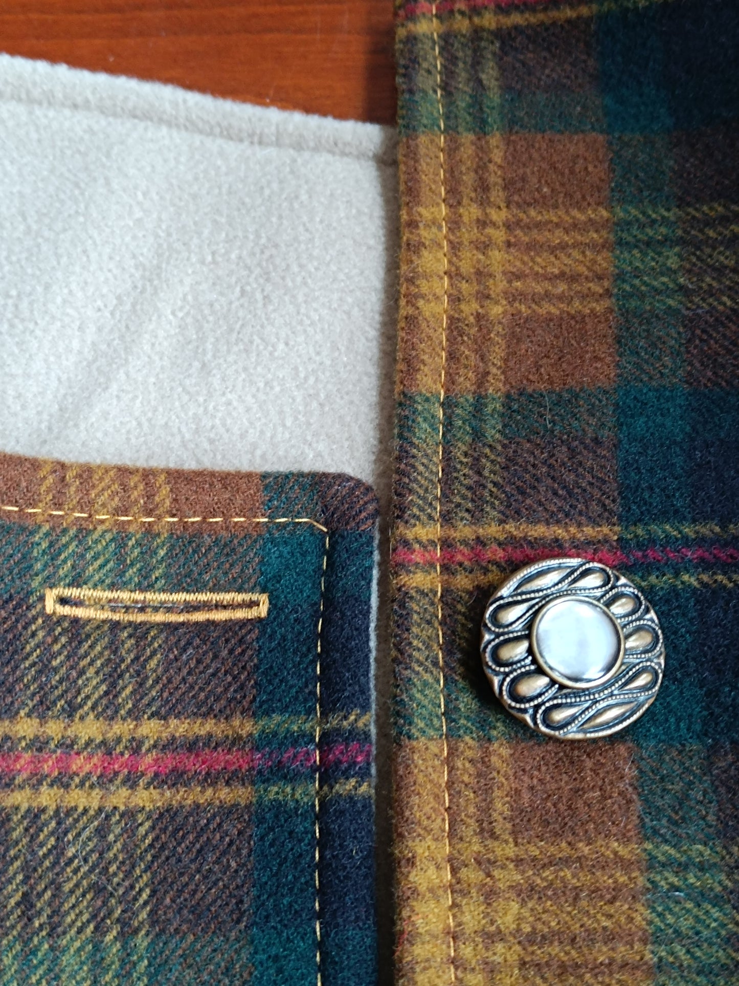 Tour de cou écharpe boutonnière tartan lainage doublé polaire beige et bouton de collection métal et nacre
