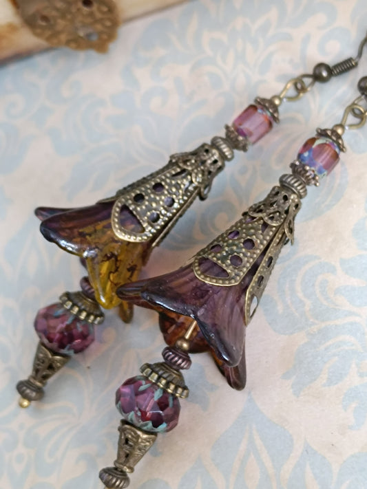 Boucles d'oreilles pendantes artisanales Fleurs d'Automne - Lucite peinte main bronze