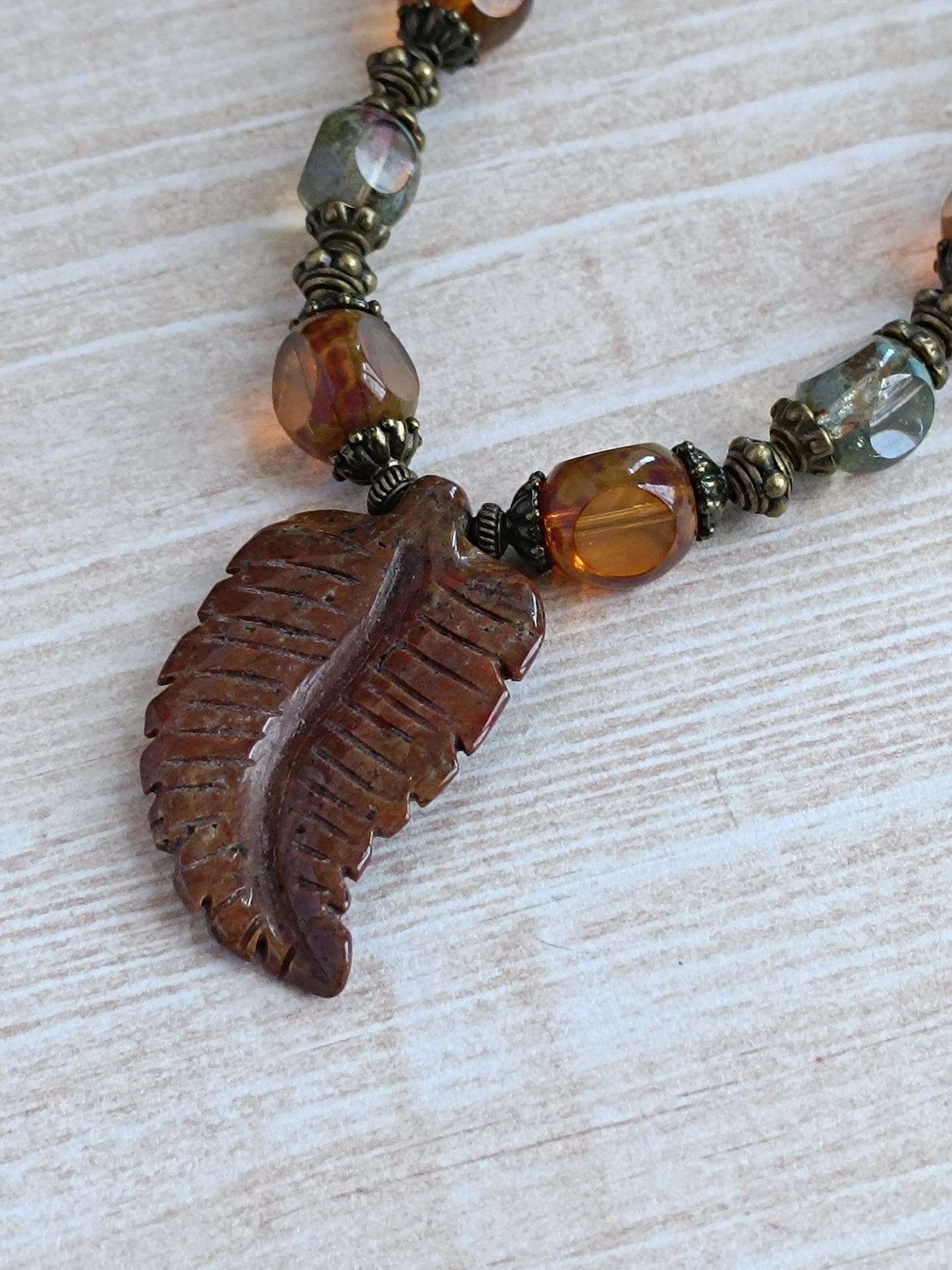 Collier Bohème Ethnique – Feuille Marron & Howlite Blanche