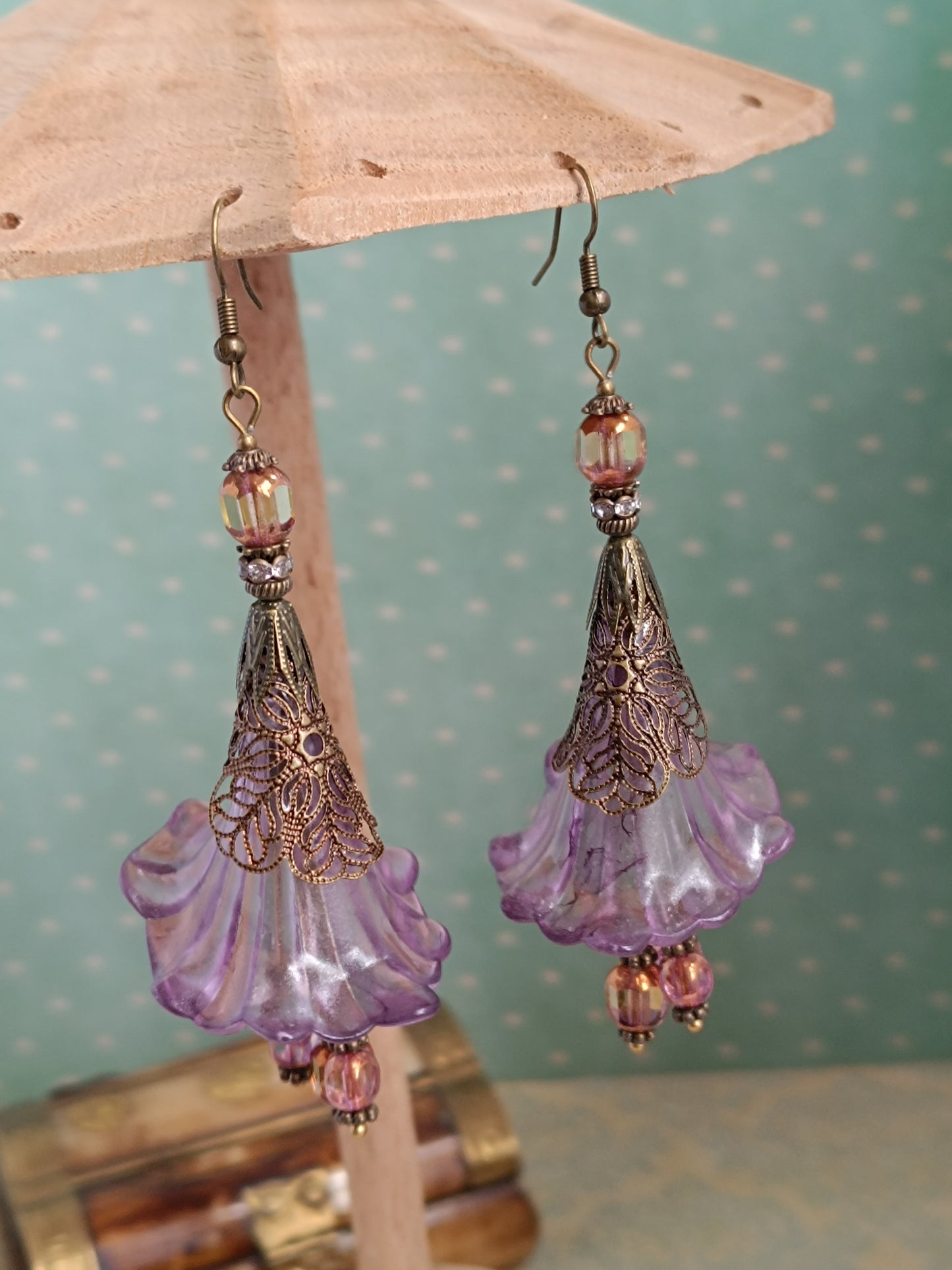 Boucles d'oreilles pendantes  grandes fleurs féeriques bronze - Perles de verre tchèque