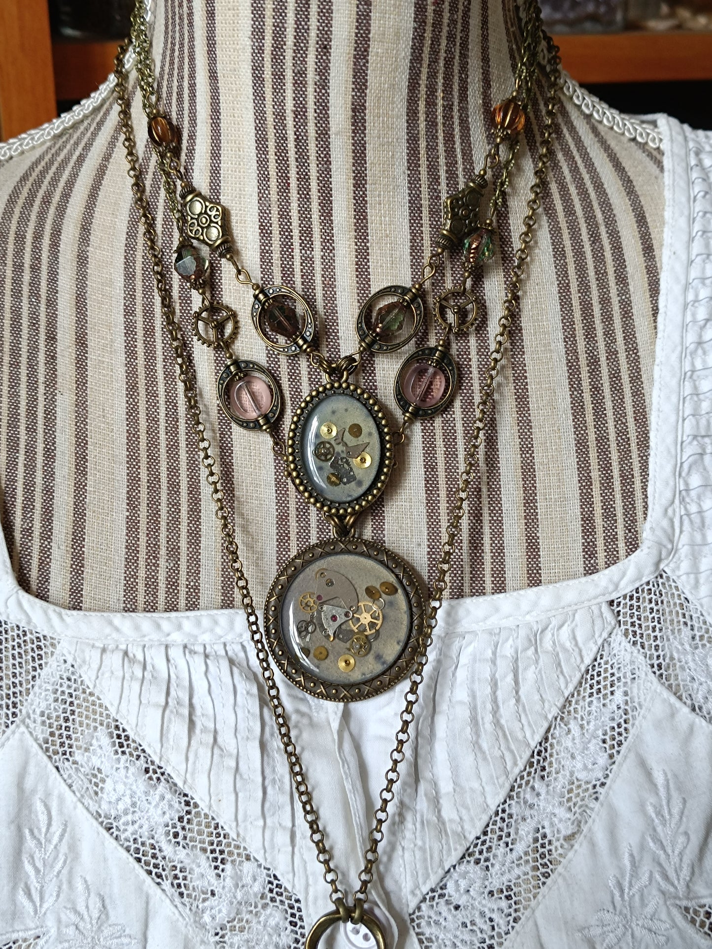 Collier chaîne et chapelet de perles pendentif cabochon steampunk