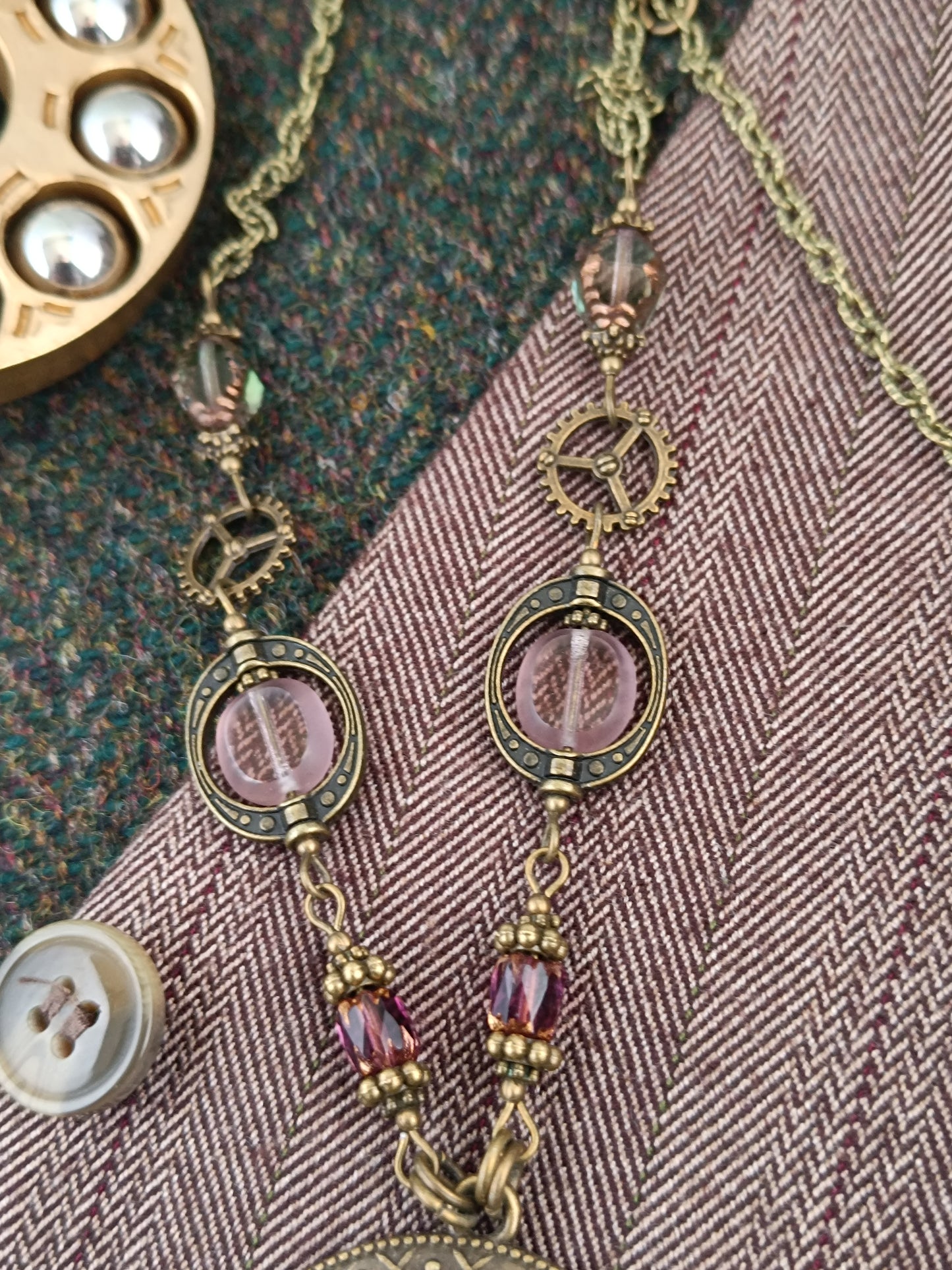 Collier chaîne et chapelet de perles pendentif cabochon steampunk
