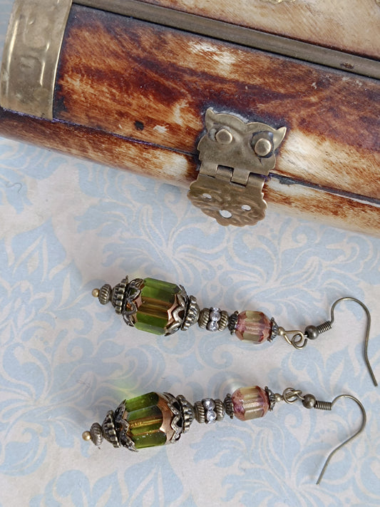 Boucles d'Oreilles Pendantes Victoriennes Verre Facetté Vert Olive Jonquille Bronze Antique
