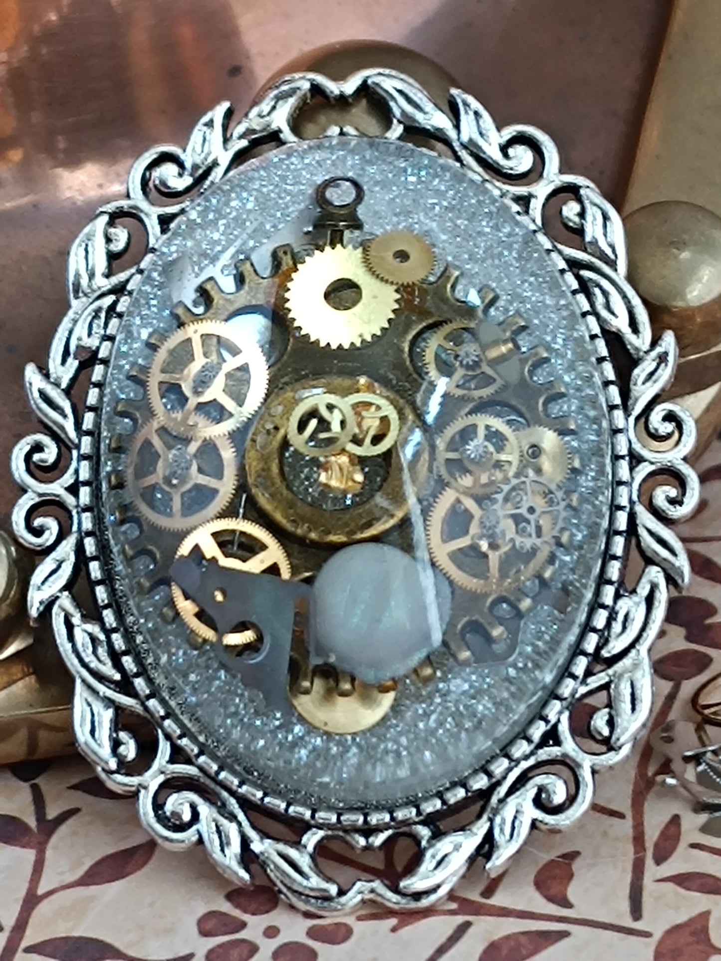 Broche Steampunk Cabochon – Résine Époxy, Fond pailleté , Engrenages Authentiques