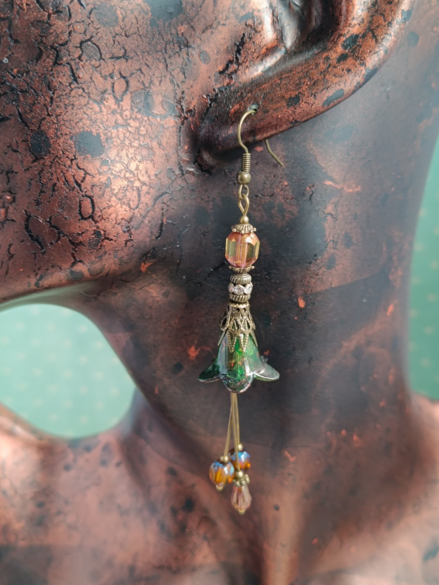 Boucles d’oreilles pendantes “Fleurs Féeriques” – Vert mousse & ambre