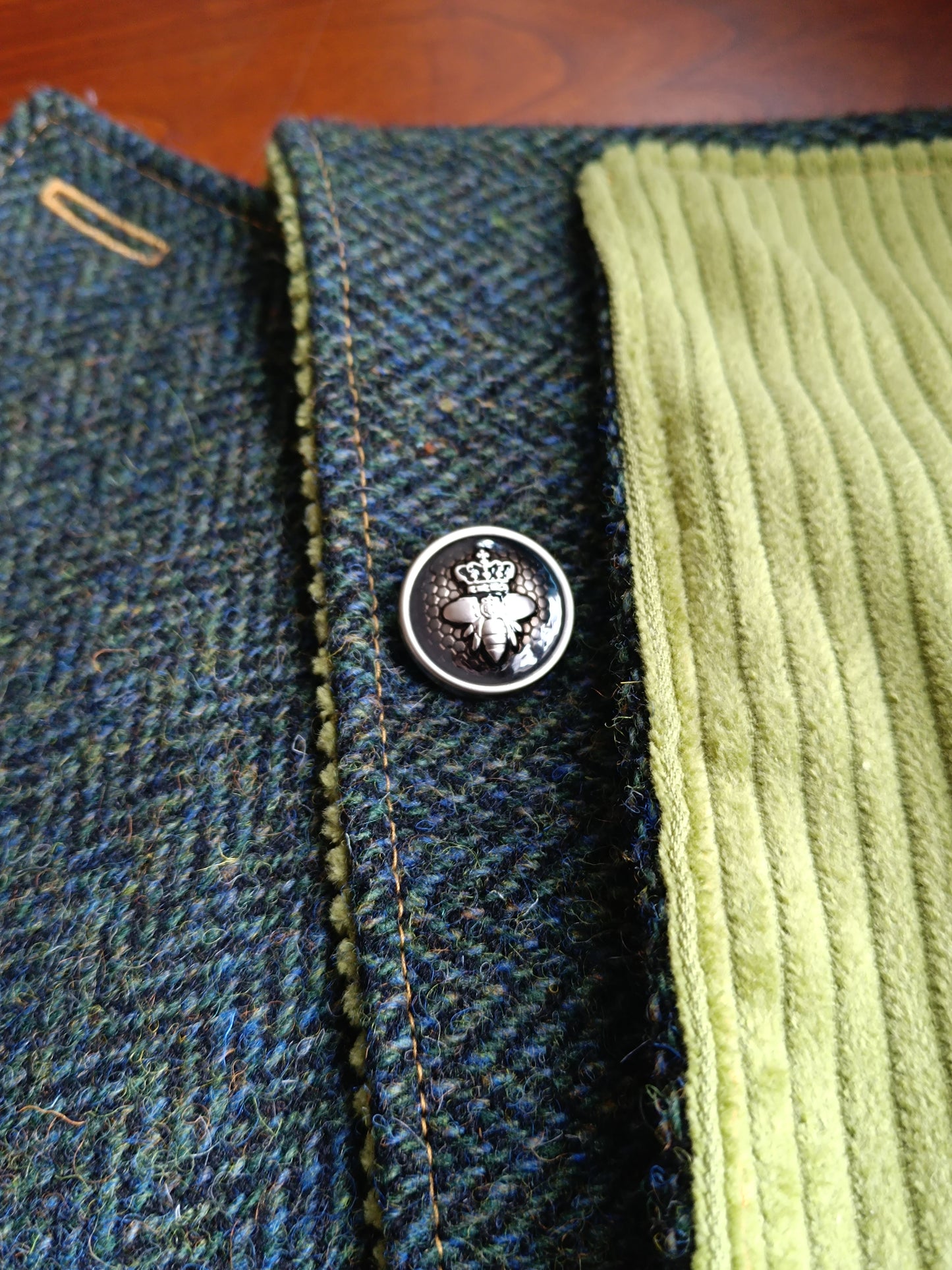 Tour de Cou en Tweed Celtique Doublé Velours – Style Affirmé et Esprit Rebelle bouton abeille