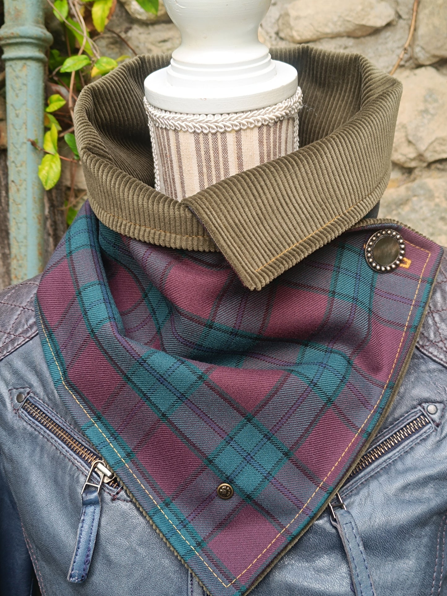 Écharpe boutonnée tour de cou tartan doublé bel côtelé et bouton vintage nacre et métal