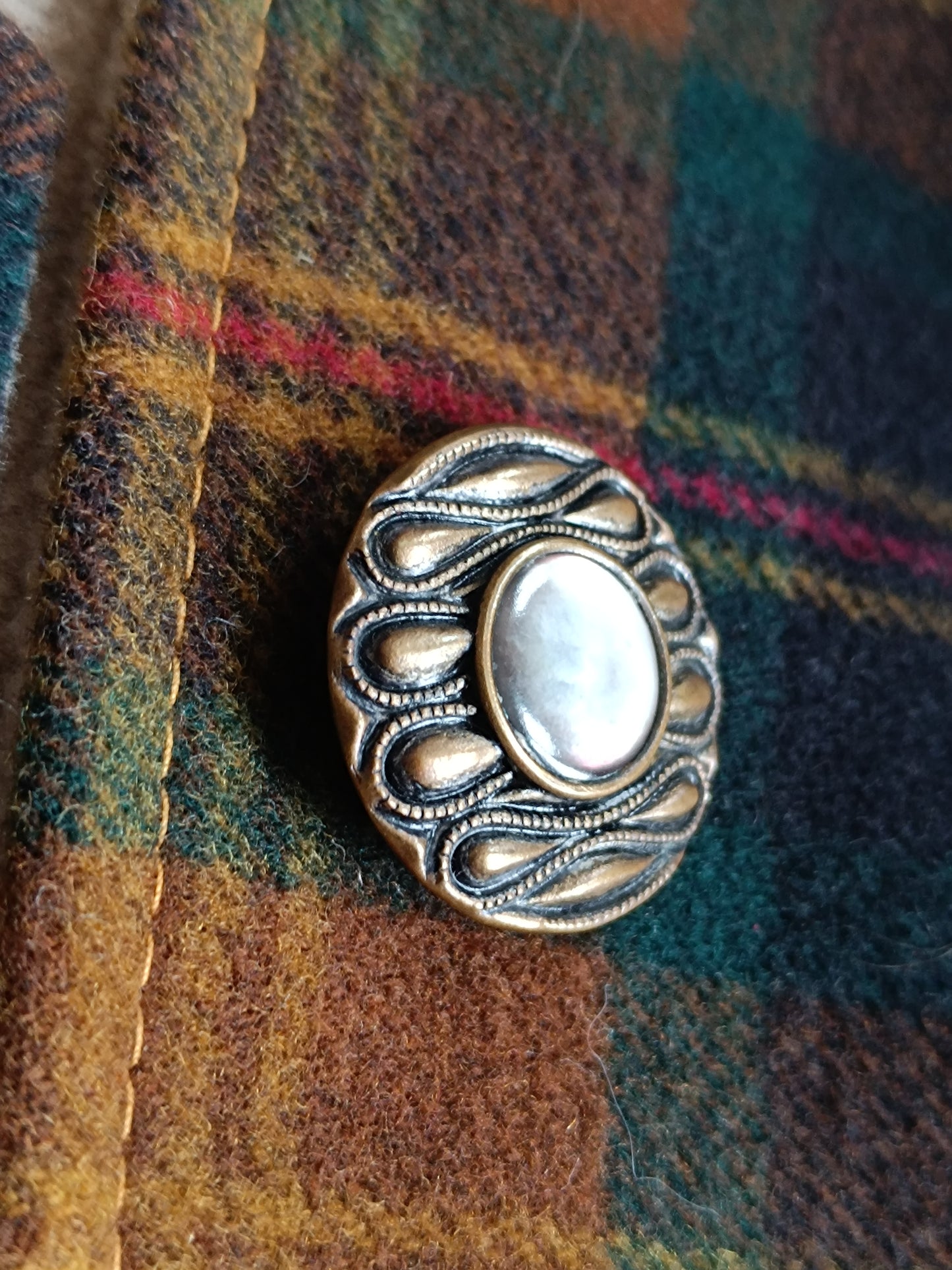 Tour de cou écharpe boutonnière tartan lainage doublé polaire beige et bouton de collection métal et nacre