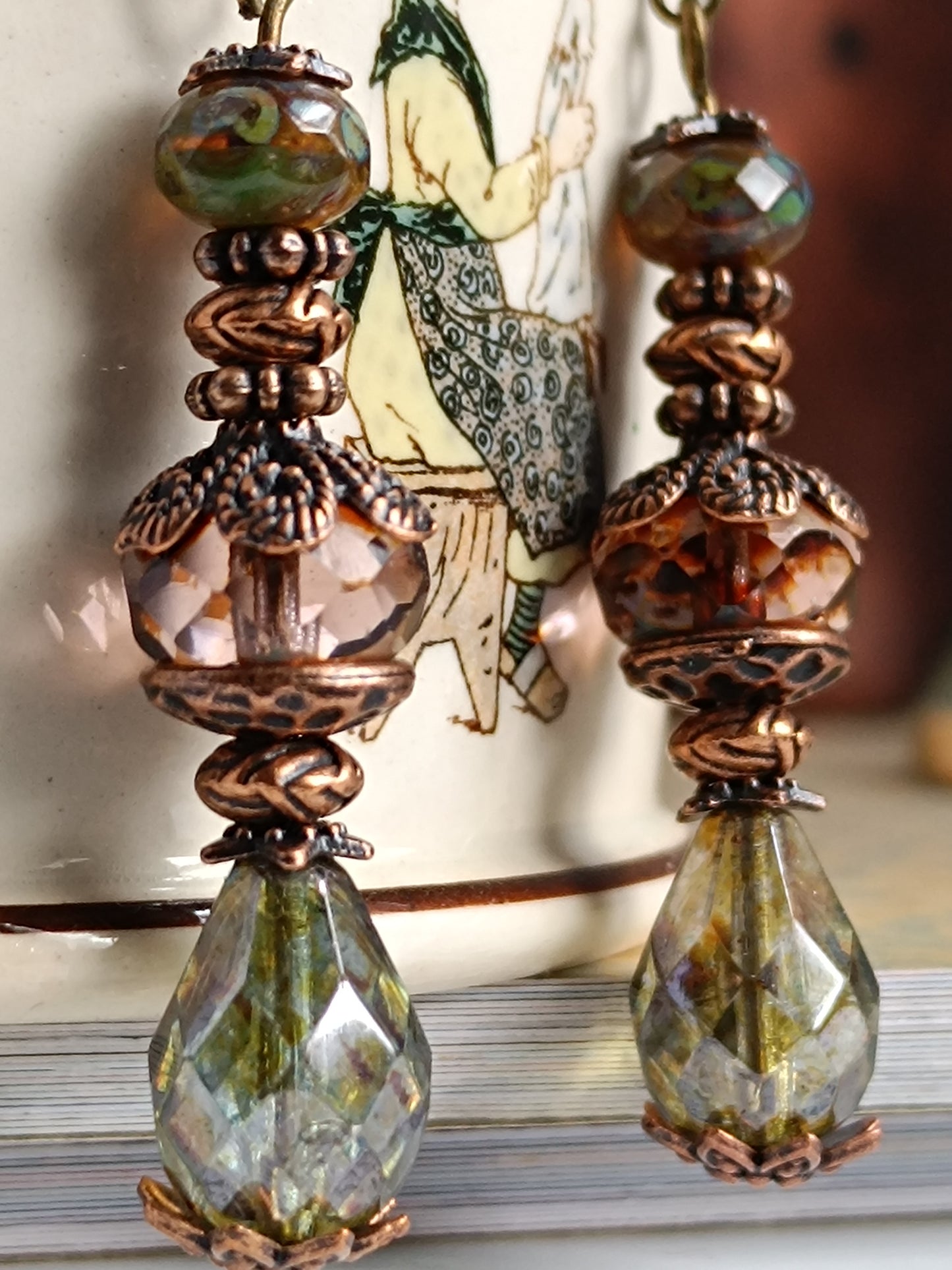 Boucles d'oreilles pendantes artisanales , Verre tchèque Picasso, perles facettées roses & métal bronze/cuivre filigrané