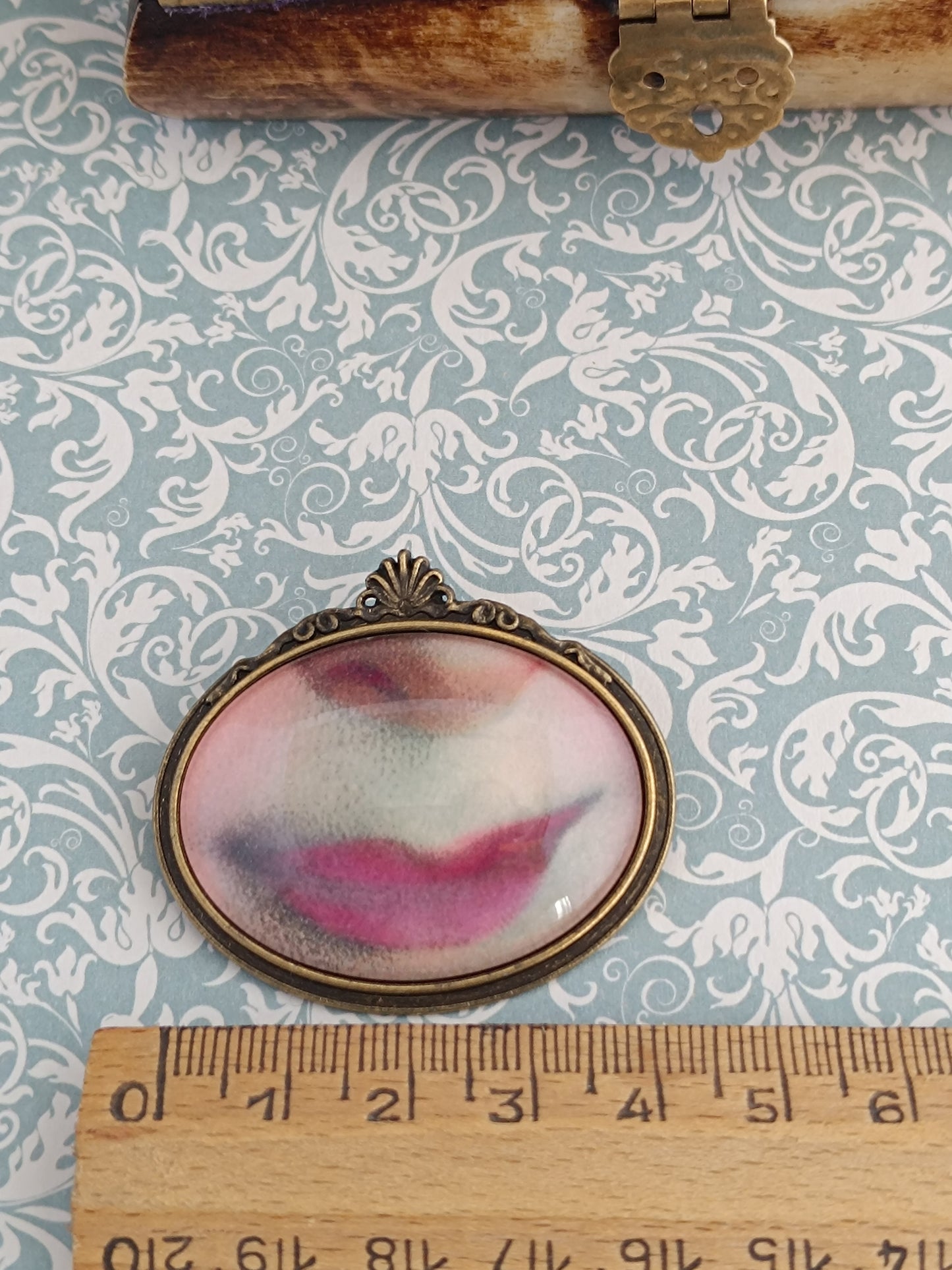 Broche cabochon verre bouche, original style cabinet de curiosités victorien