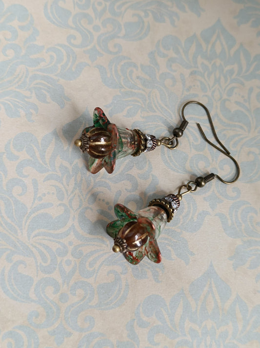 Petites boucles d’oreilles pendantes “Fleurs Féeriques” – Vert mousse & reflets cuivrés
