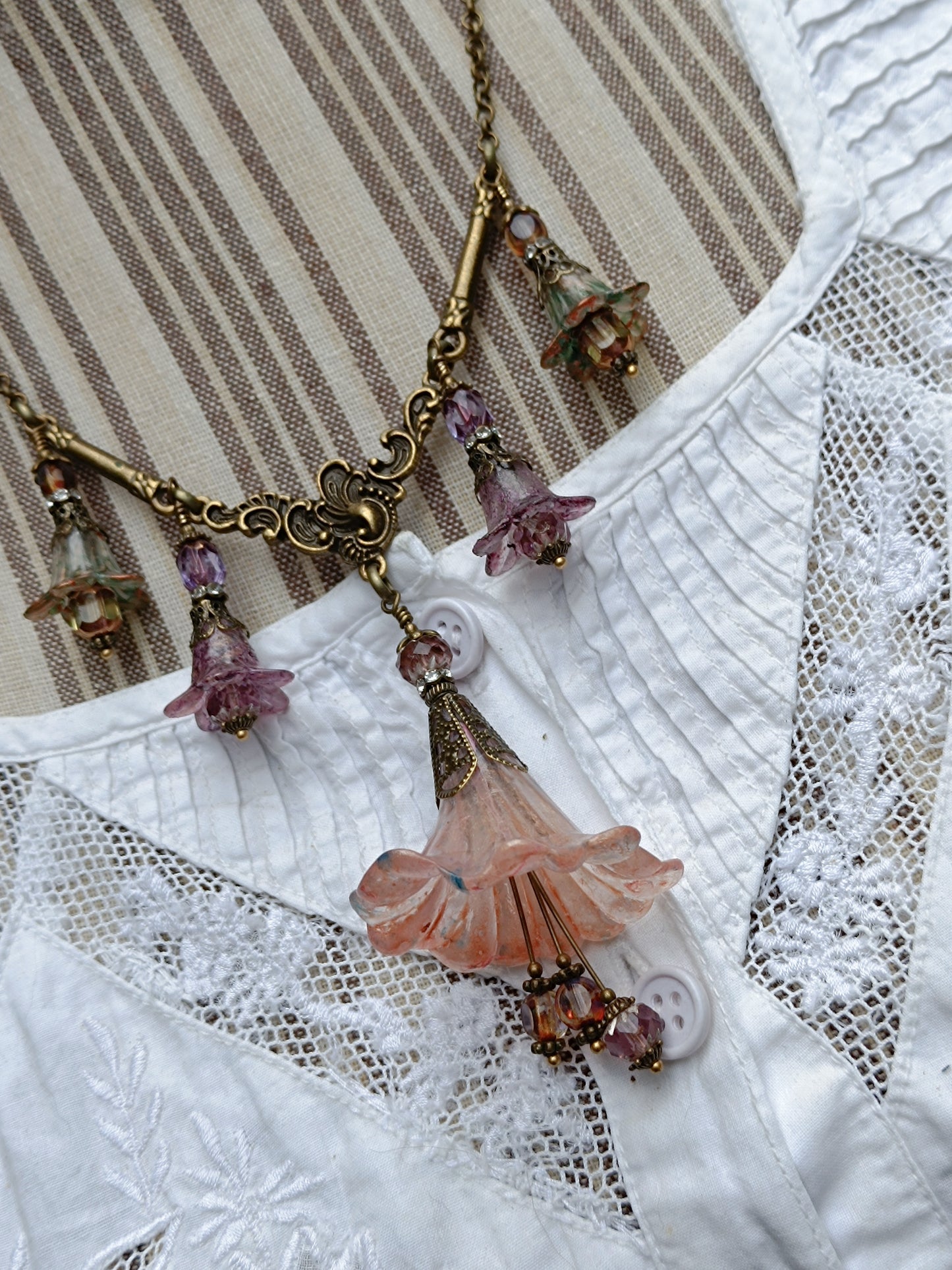 Rêveries Florales Collier fairycore romantique en bronze antique, fleurs lucite peintes main, perles lanternes verre tchèque