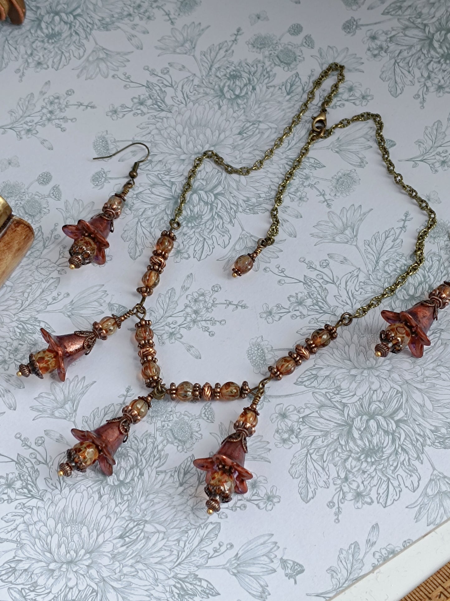 Parure Collier Boucles d'Oreilles Fleurs Féeriques Lucite Ambre Verre Tchèque Bronze Antique