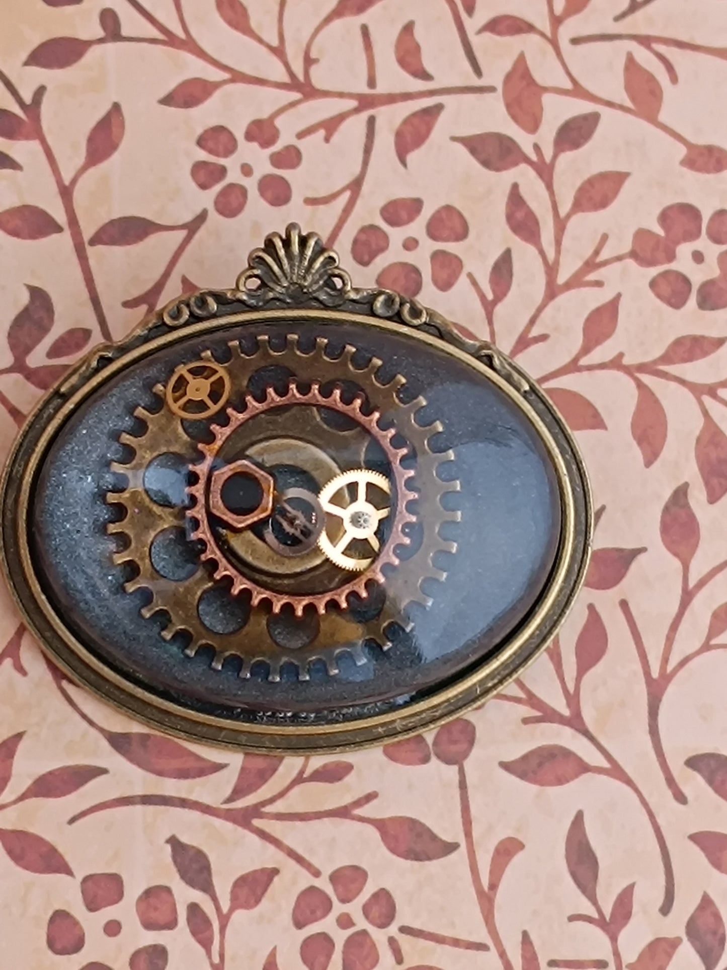 Broche Steampunk "Œil du Temps" cabochon horizontal résine époxy