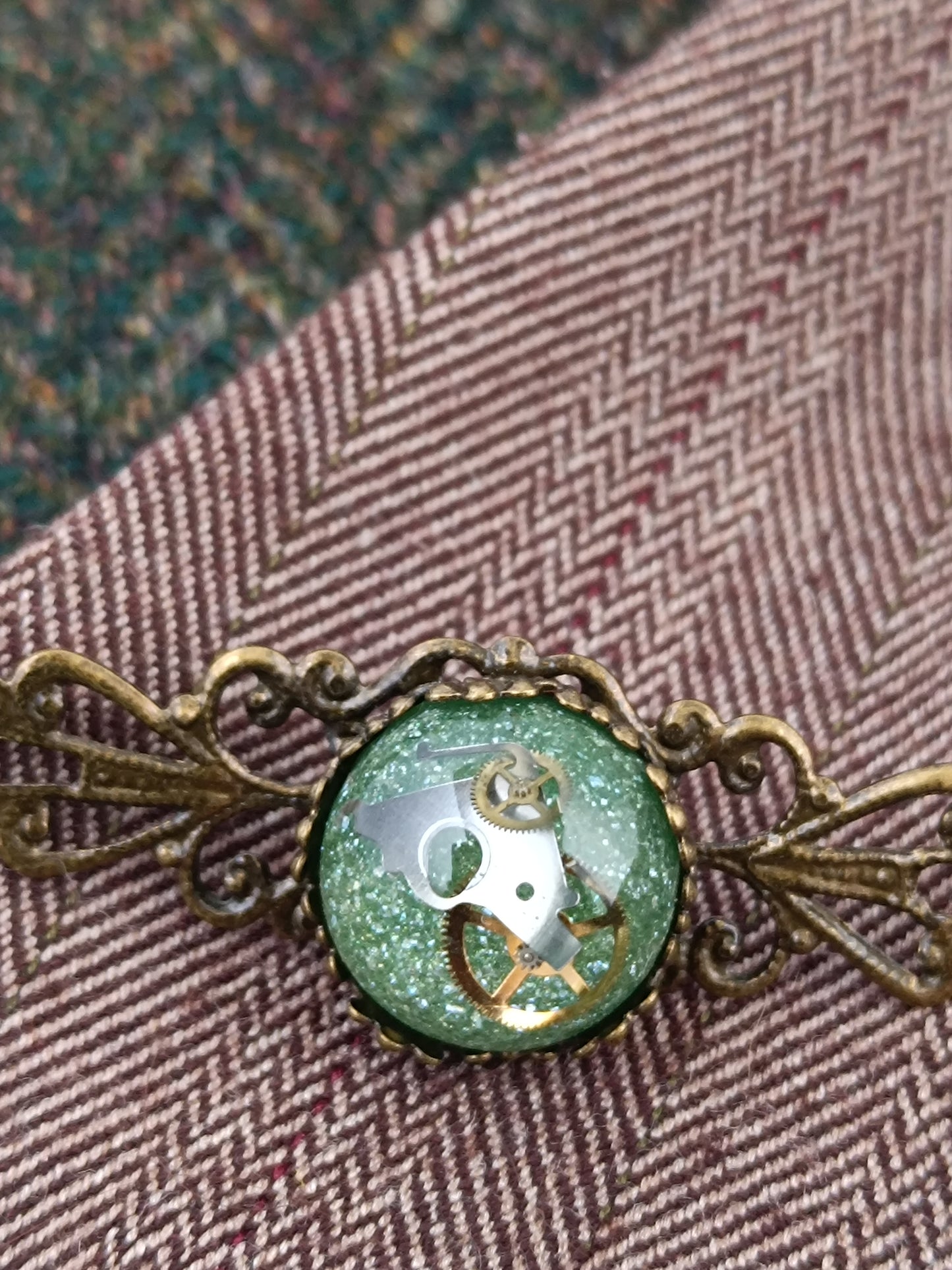 Broche épinglette cabochon steampunk verte