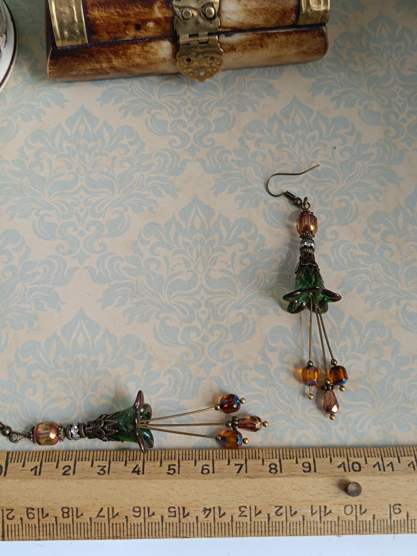 Boucles d’oreilles pendantes “Fleurs Féeriques” – Vert mousse & ambre