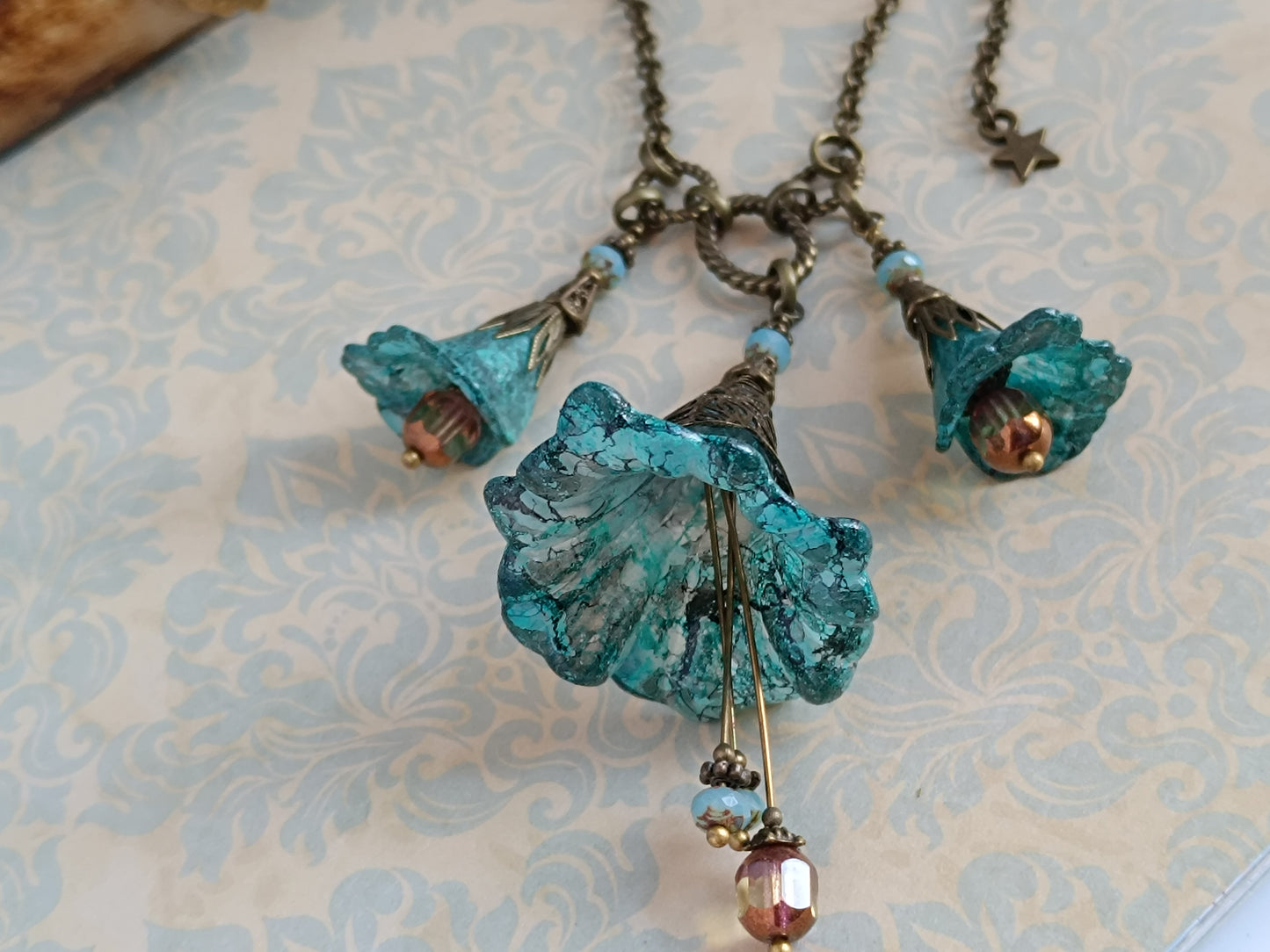 Collier Sautoir Fleurs Féeriques Bleu Turquoise - Lucite Peinte Main Bronze Antique