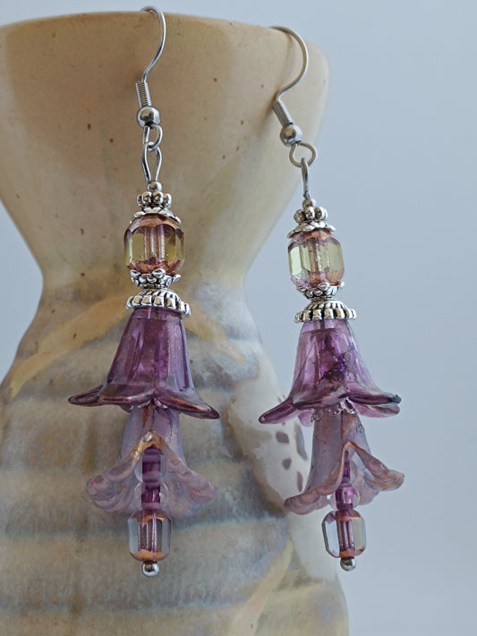 Boucles d'oreilles fleurs acrylique givrée, perles de verre tchèque, acier inoxydable