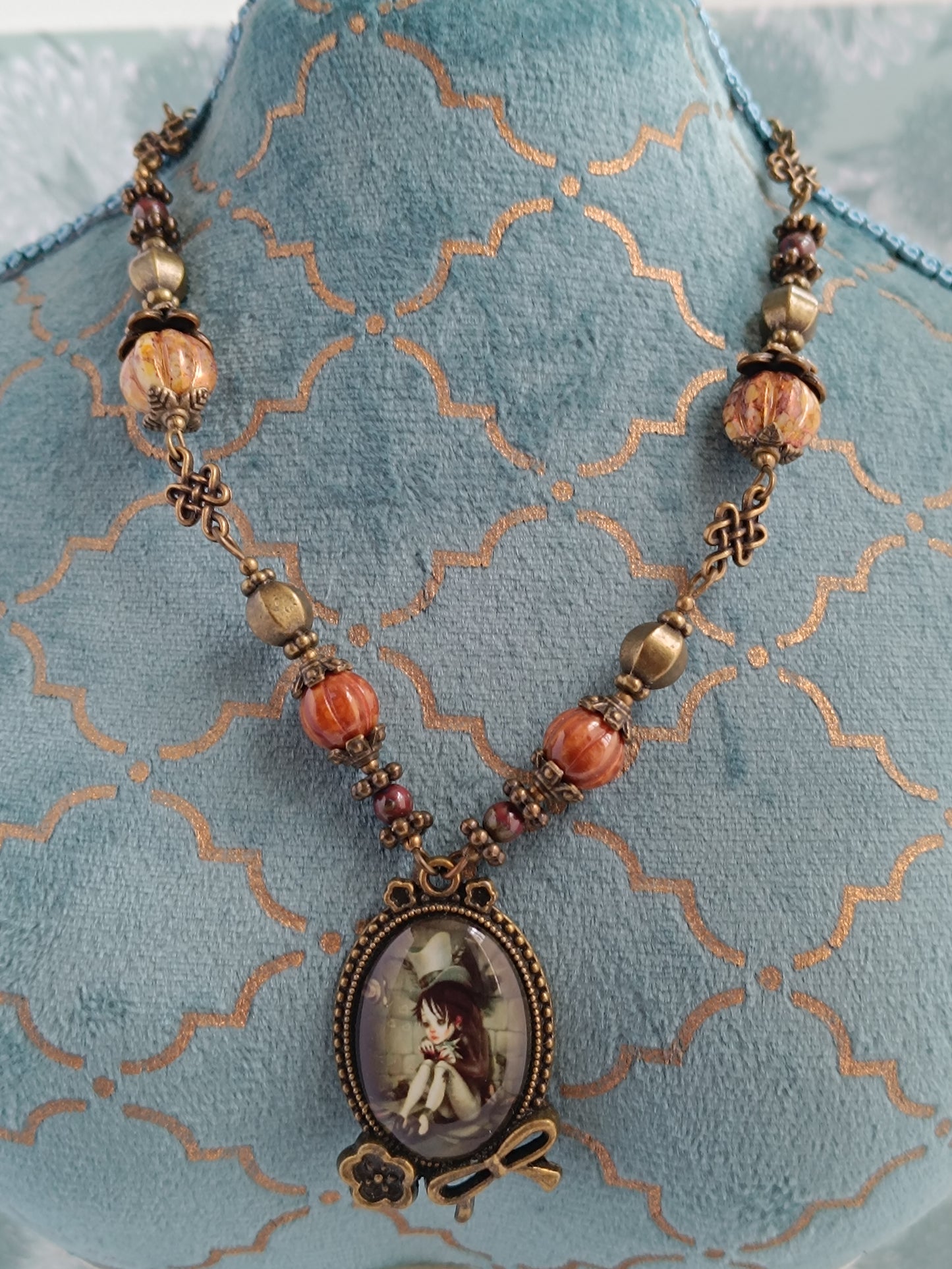 Collier Chapelier Fou Alice - Cabochon Bronze Gothique