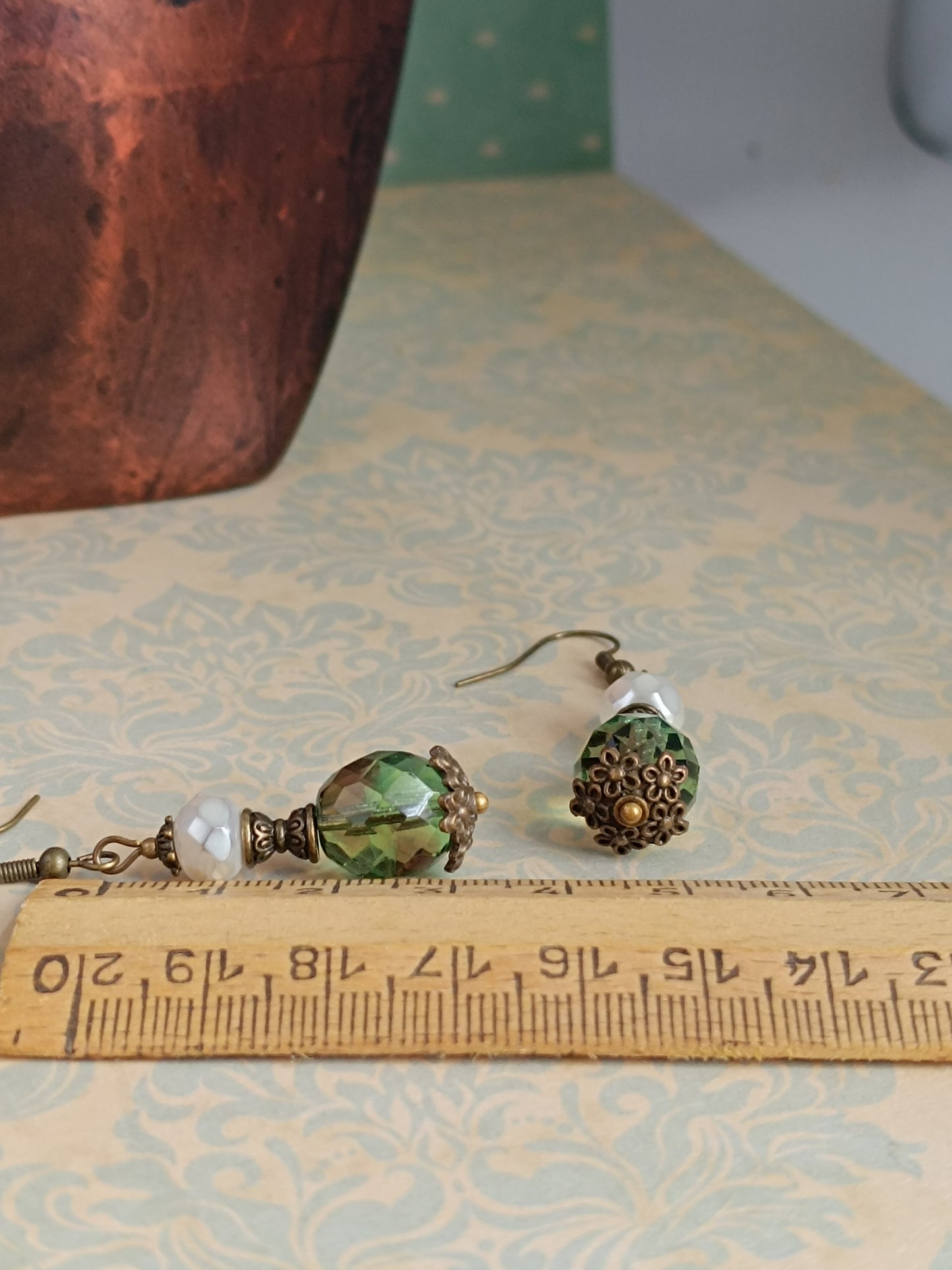 Boucles d'oreilles pendantes perles verre tchèque vertes effet fumé bronze antique