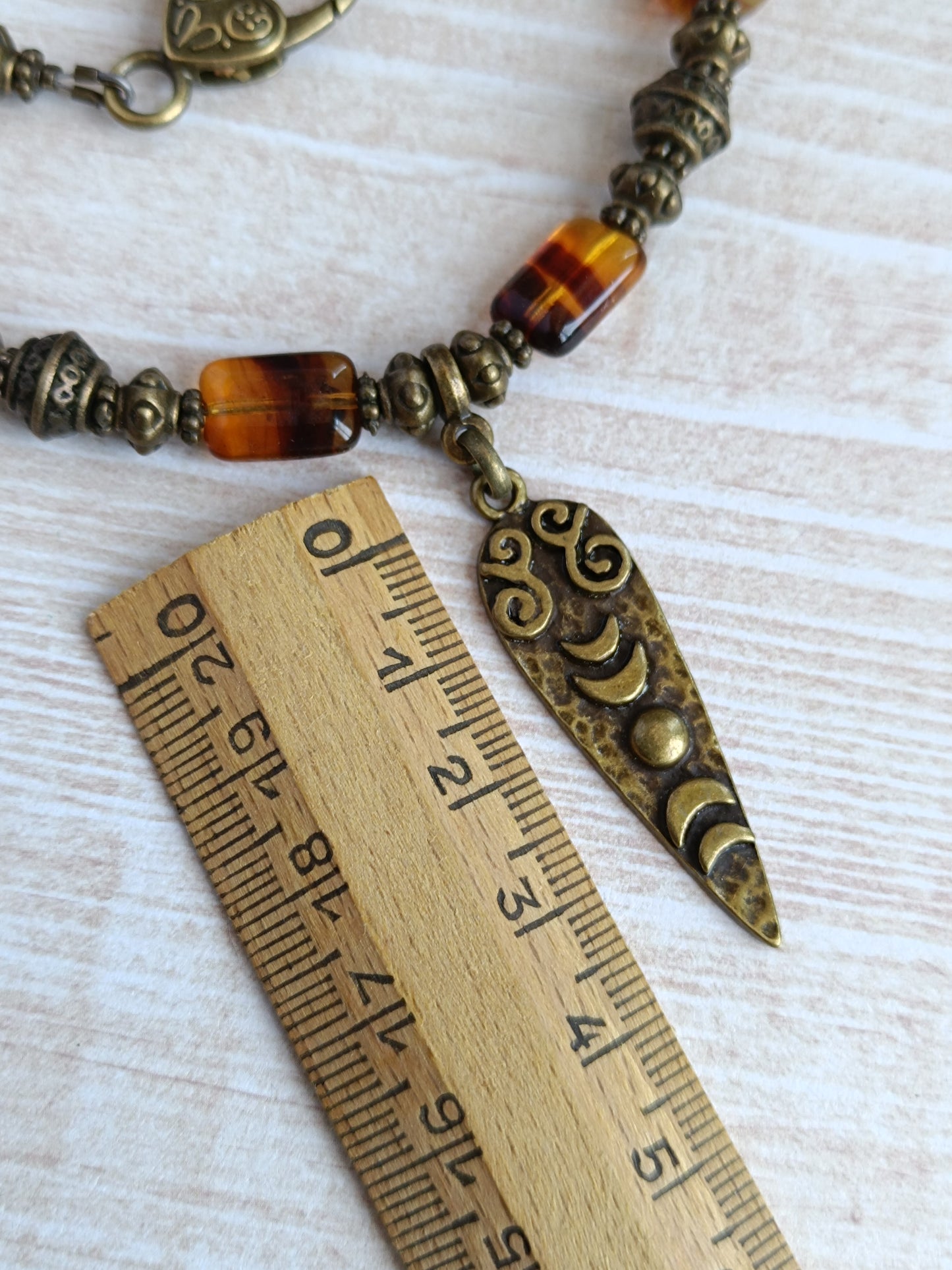 Collier artisanal bohème en verre tchèque et bronze – Pendentif Triple Lune mystique
