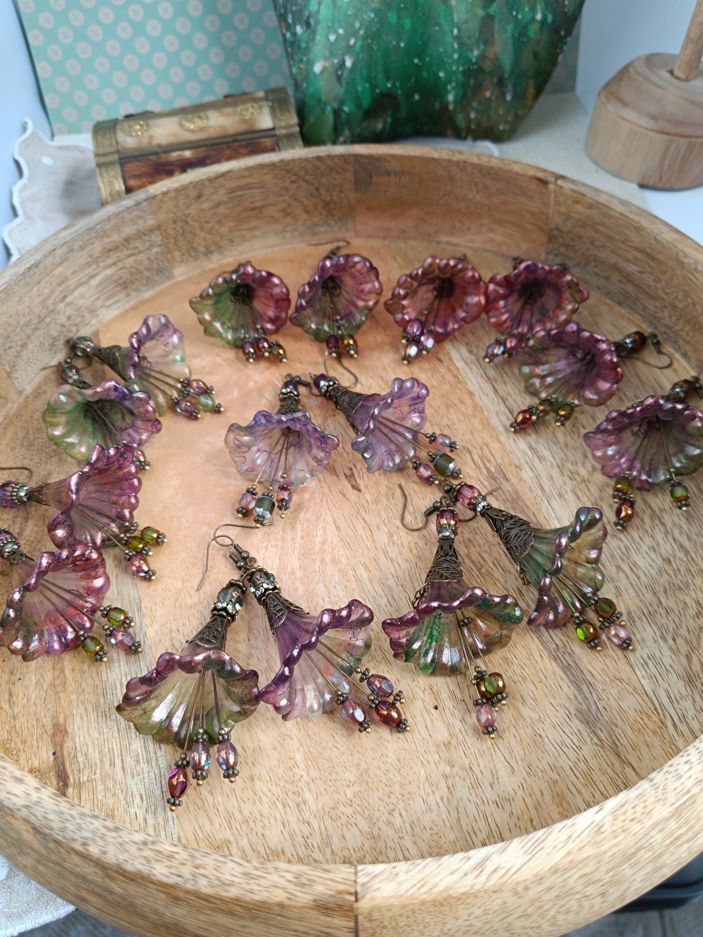 Boucles d'Oreilles Pendantes Féeriques Vertes et Violettes Fleurs Acrylique Perles Verre Tchèque XXL