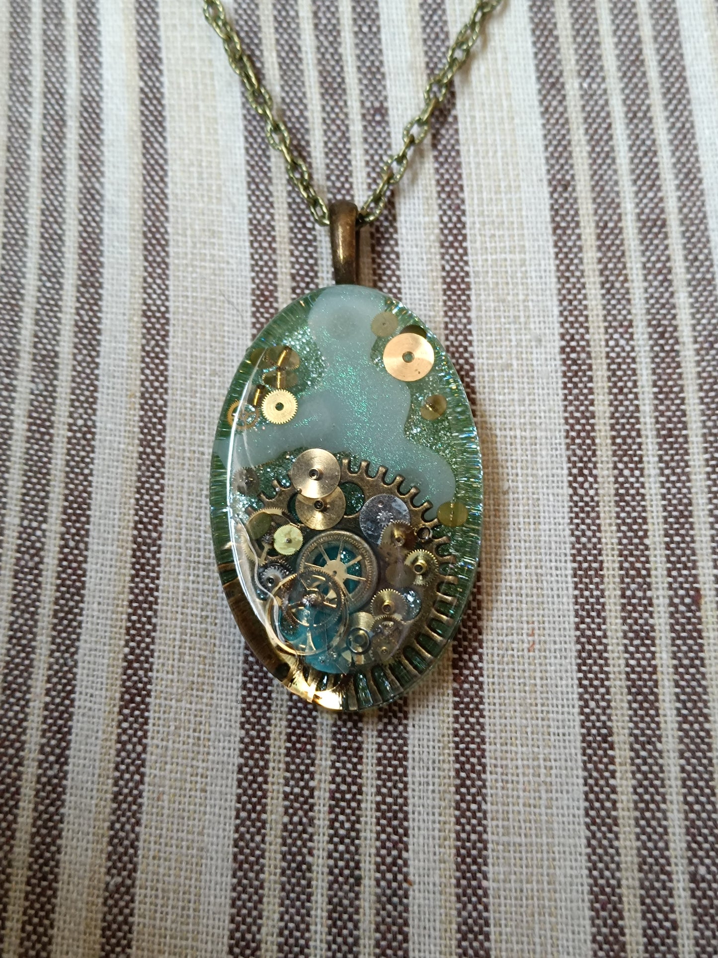 Grand Pendentif Steampunk Engrenages Résine Époxy Vert Chaîne Bronze Artisanal