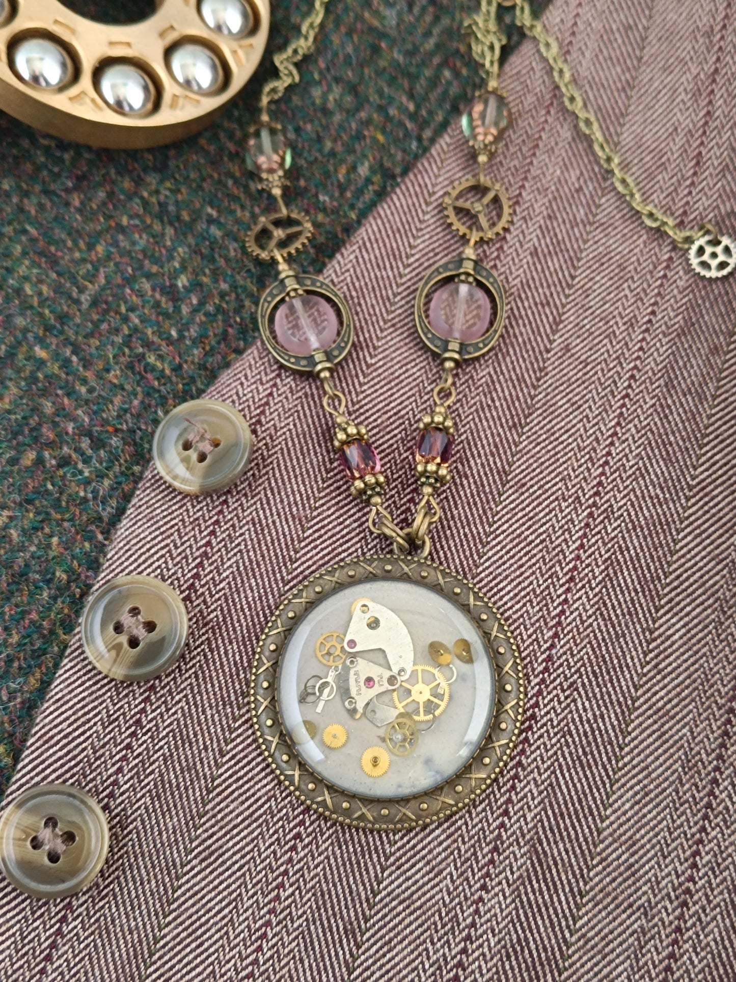 Collier chaîne et chapelet de perles pendentif cabochon steampunk