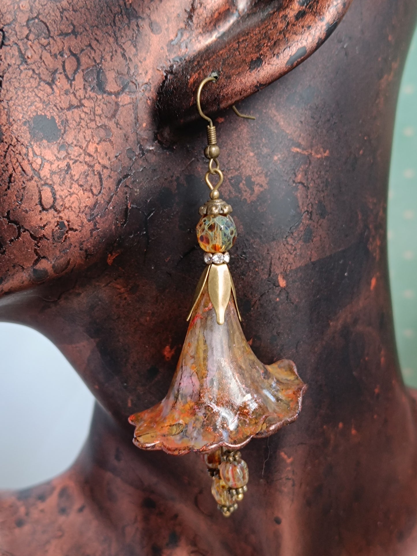 Boucles d'oreilles pendantes fleurs féeriques d'automne bronze - Perles de verre tchèque