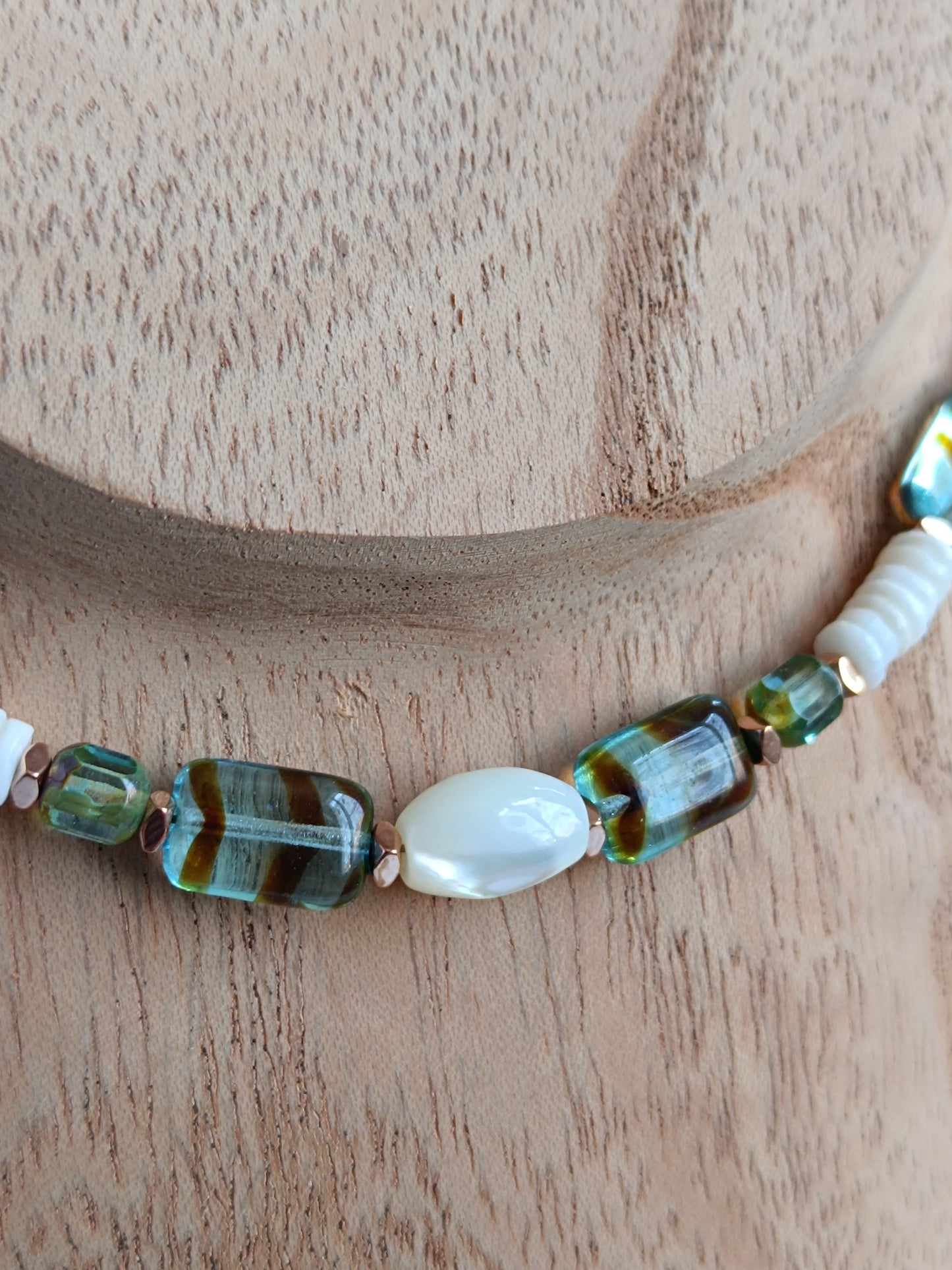 Collier perles heishi coquillage, nacre et verre tchèque