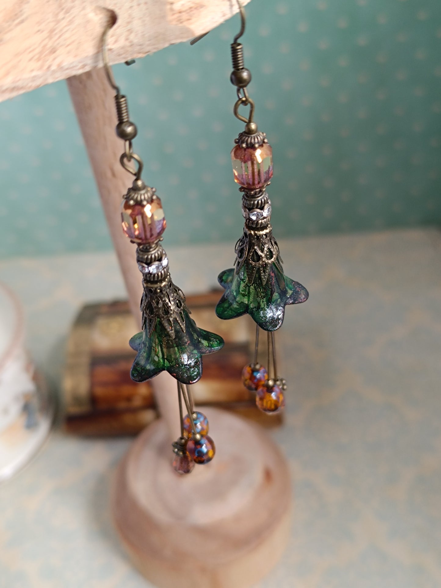Boucles d’oreilles pendantes “Fleurs Féeriques” – Vert mousse & ambre