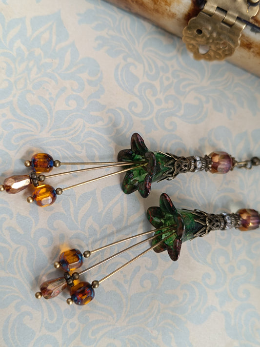 Boucles d’oreilles pendantes “Fleurs Féeriques” – Vert mousse & ambre