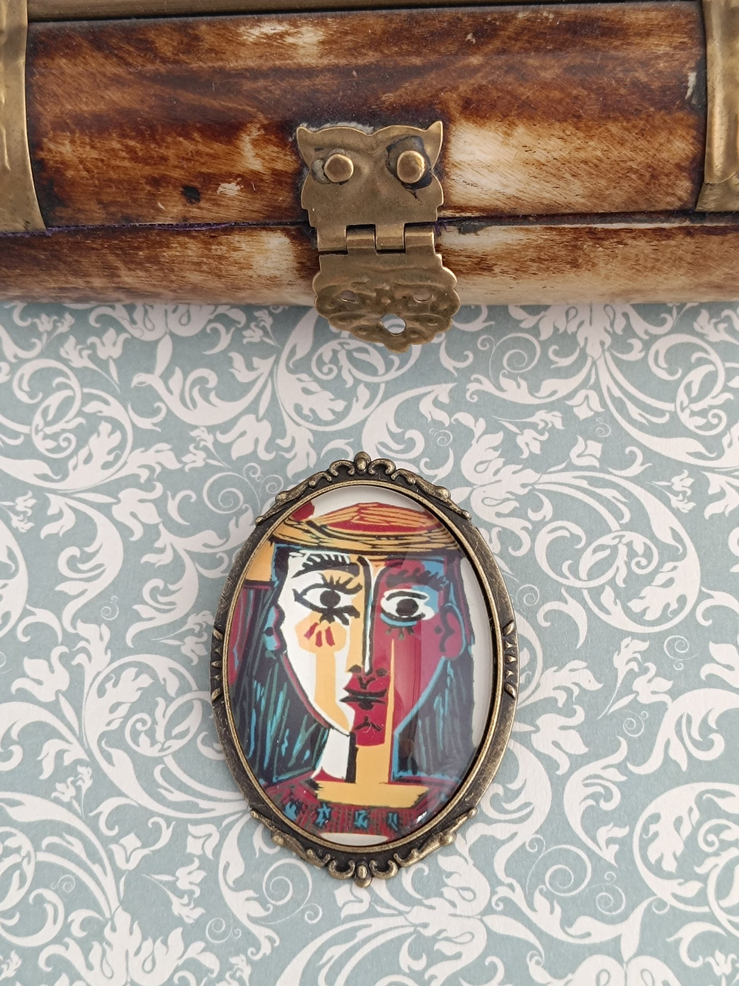 Broche cabochon verre hommage à Picasso portrait de femme