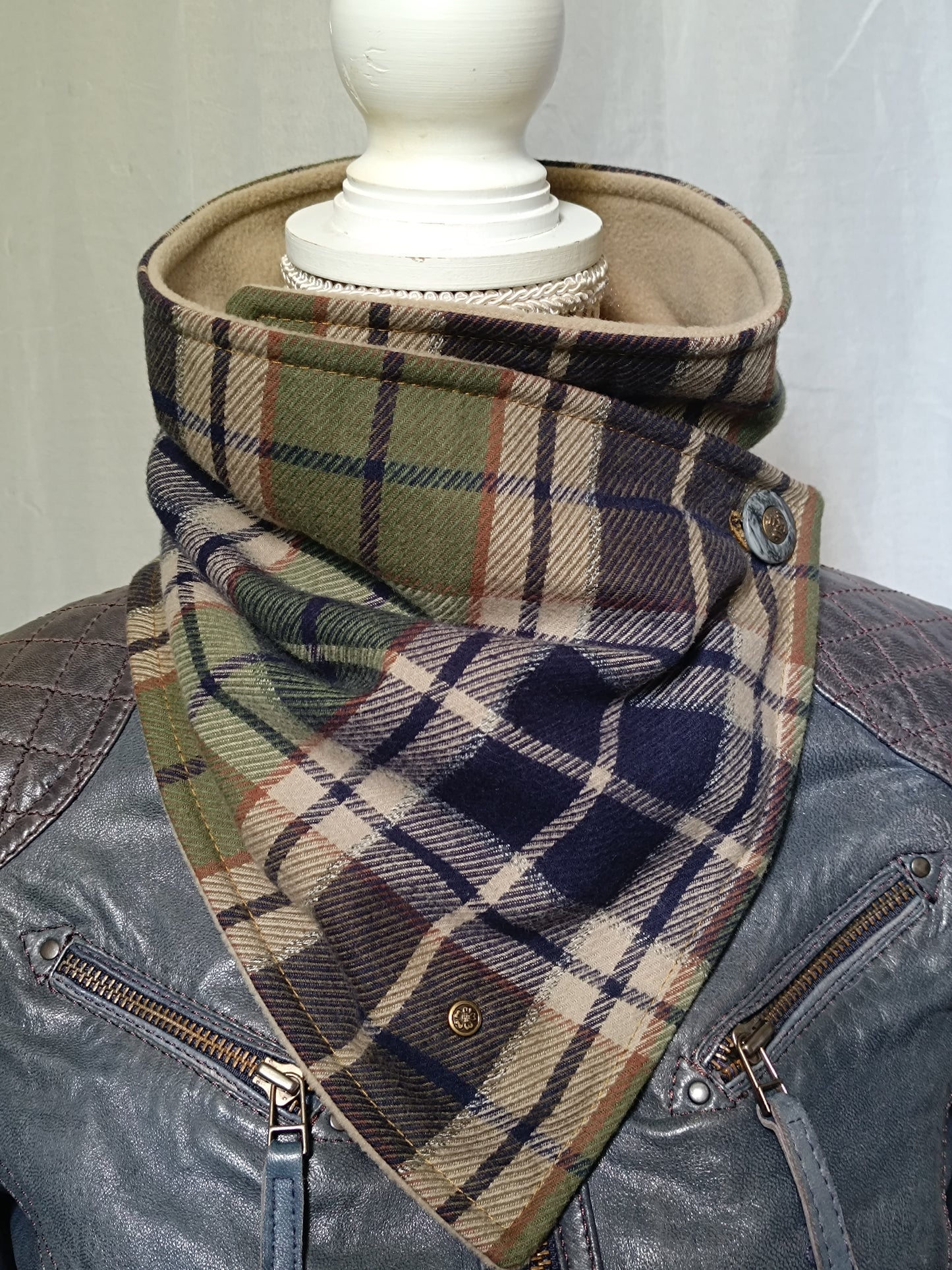 Tour de cou écharpe boutonnée tartan et polaire, bouton vintage