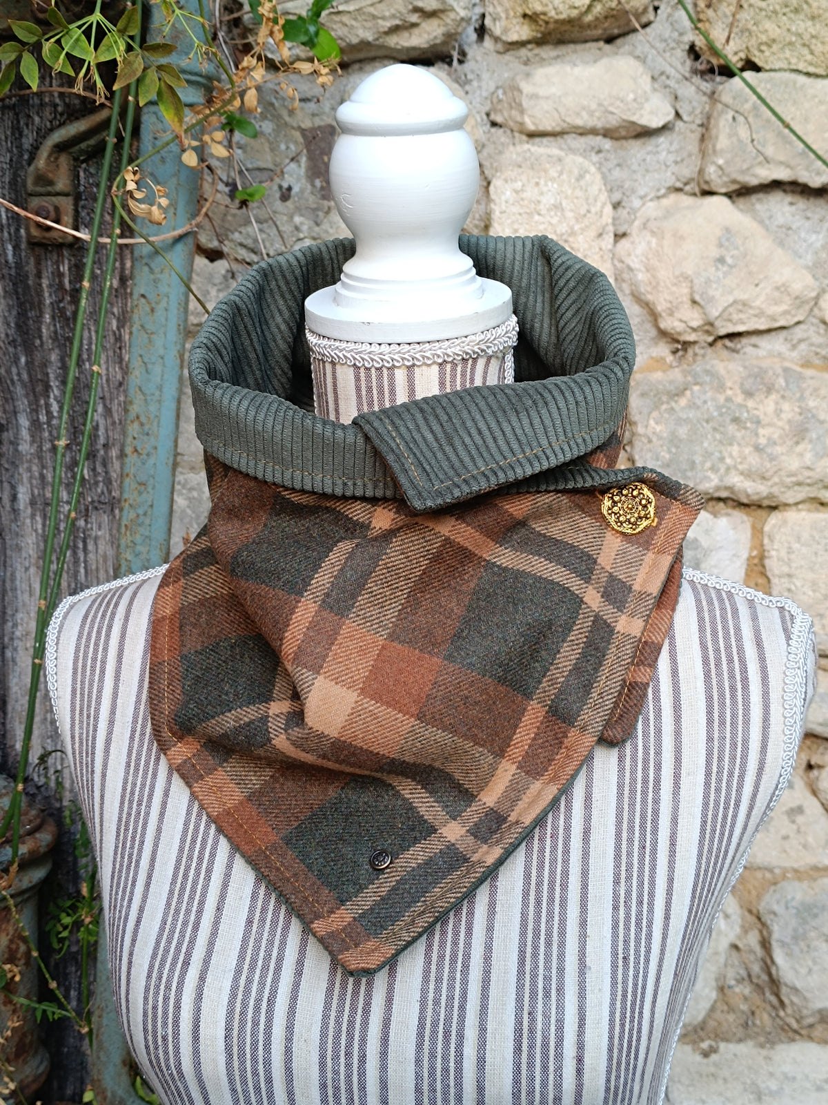 Tour de cou tartan écossais doublé de velours côtelé kaki bouton celtique