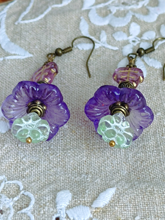 Boucles d'oreilles fleurs féeriques fleurets verts et feuilles roses
