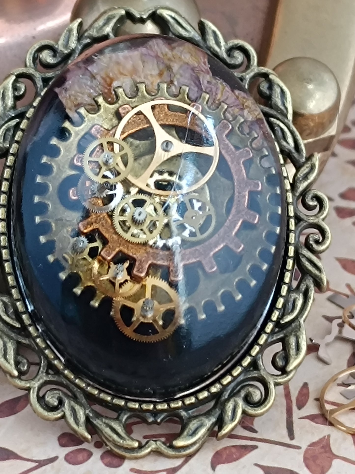 Broche Steampunk Cabochon – Résine Époxy, Fond noir , Engrenages Authentiques et pétales de roses