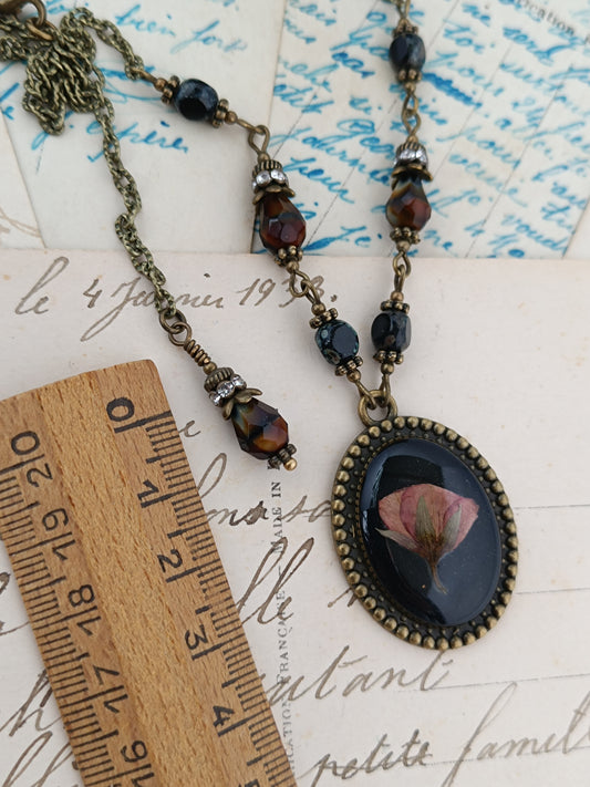 Collier Cottagecore Dark Floral - Pendentif Résine et Fleurs Séchées (3 x 2,5 cm)