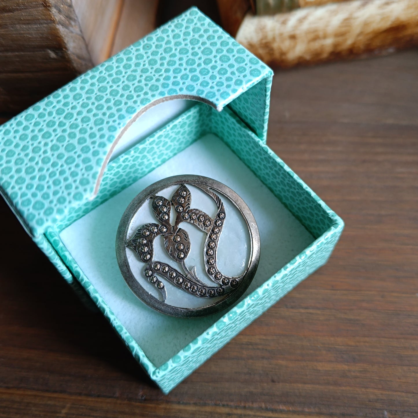 Broche Bouton francais Nacre & Bronze Texturé – Motif Iris (Années 1930) – Pièce Unique