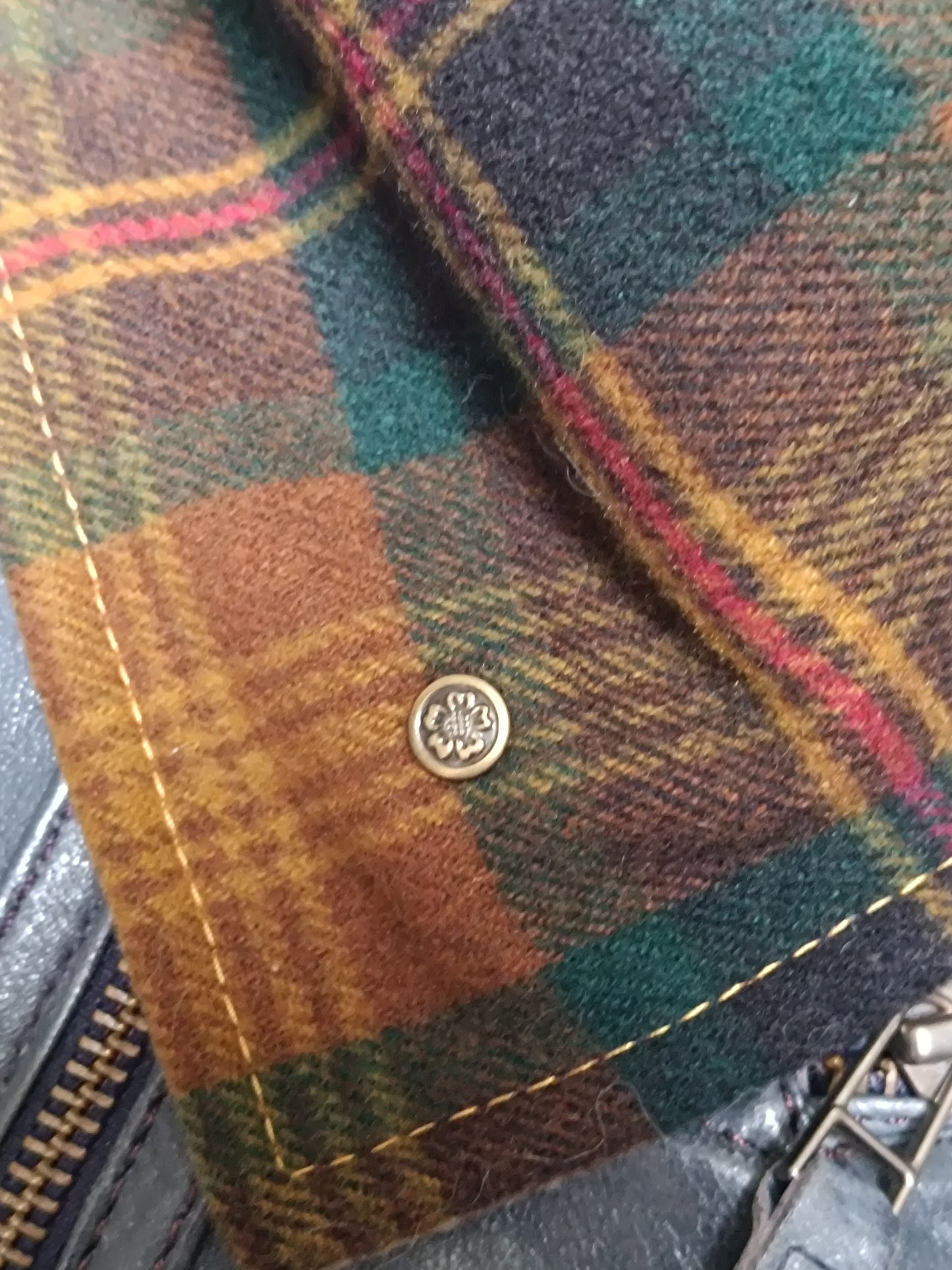 Tour de cou écharpe boutonnière tartan lainage doublé polaire beige et bouton de collection métal et nacre