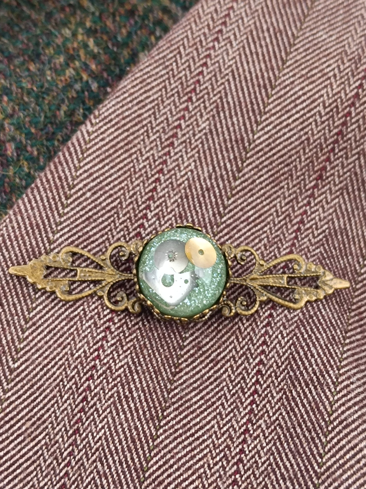 Broche Épinglette Steampunk Filigrane Bronze - Cabochon Résine Époxy Vert