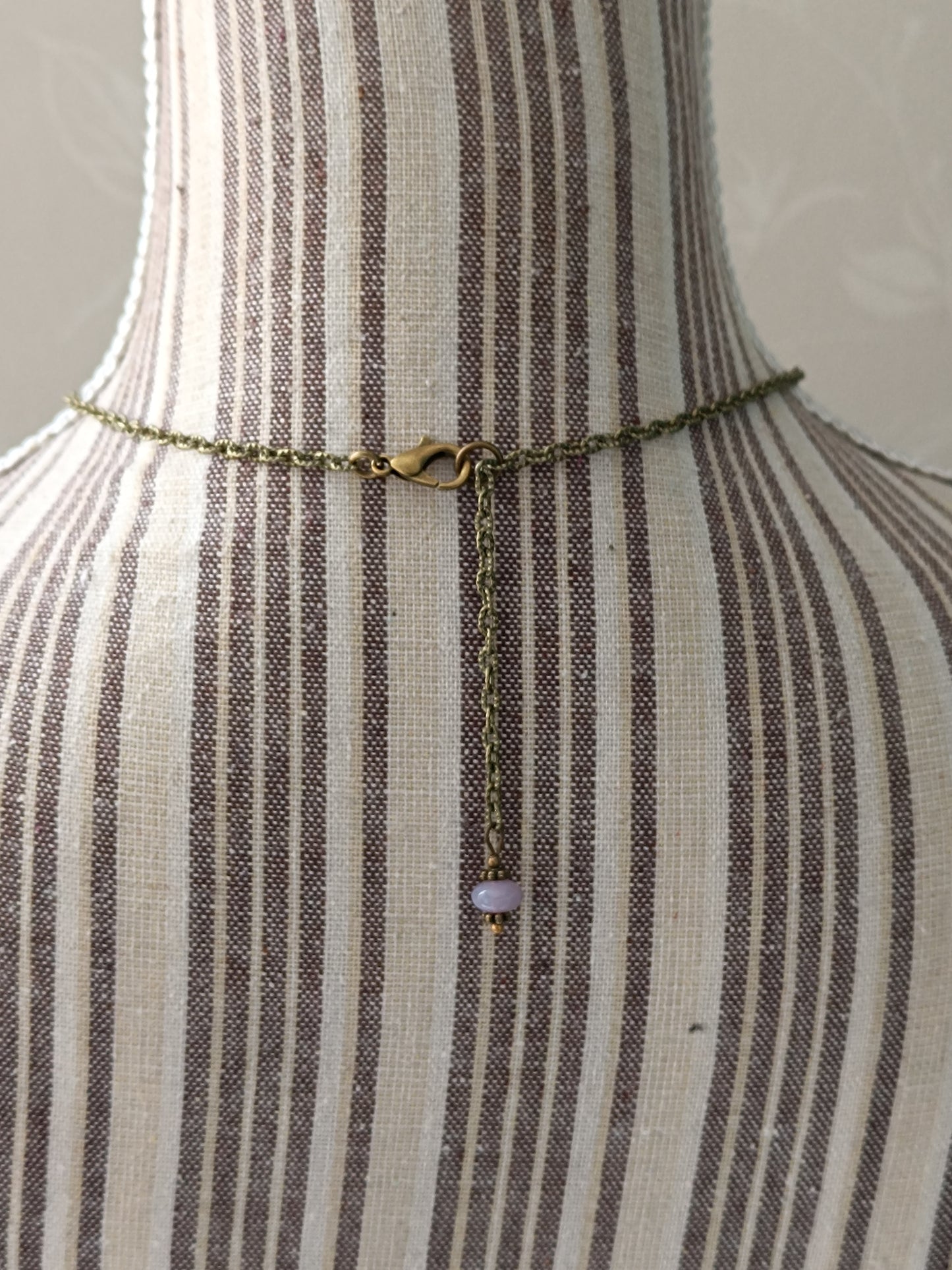 Collier Pendentif Vintage "Éclat Confetti" en Laiton et Verre Bohème